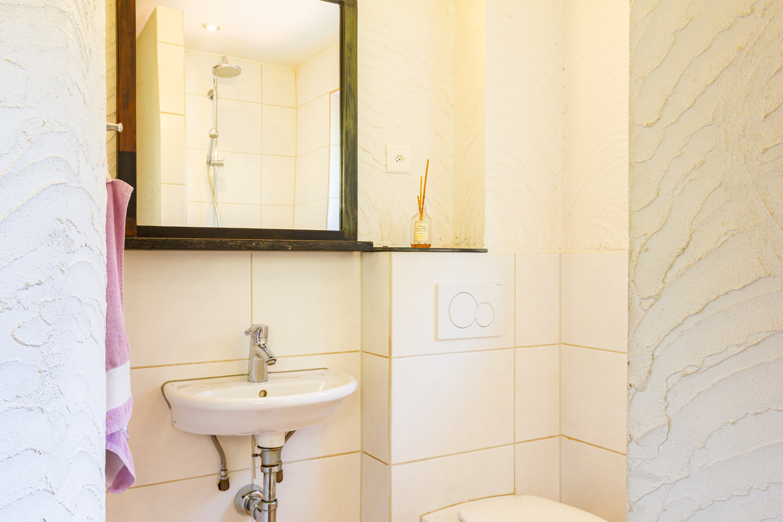 Kleines Badezimmer mit Waschbecken und Dusche