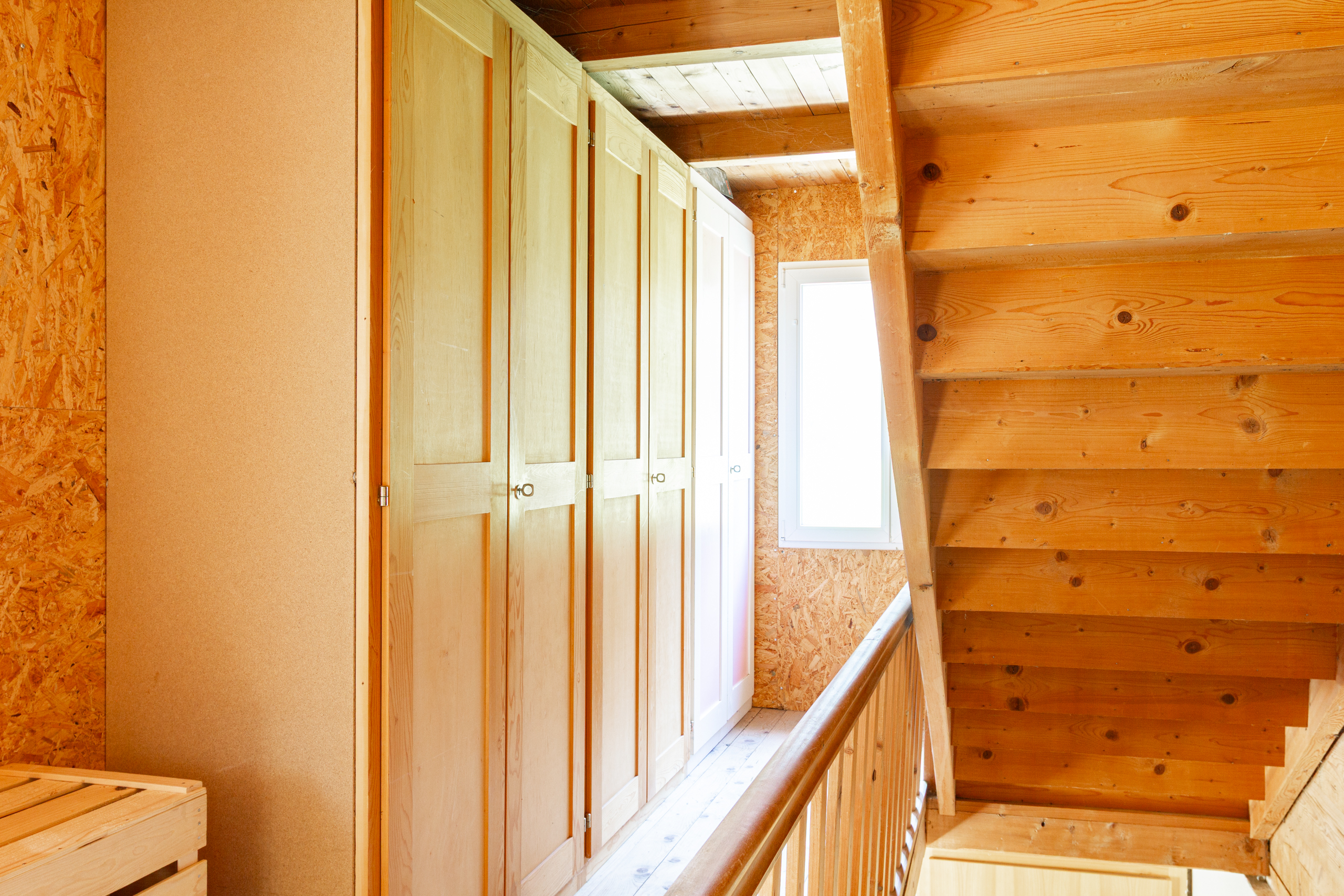 Holztreppenhaus mit Flur und Einbauschränken
