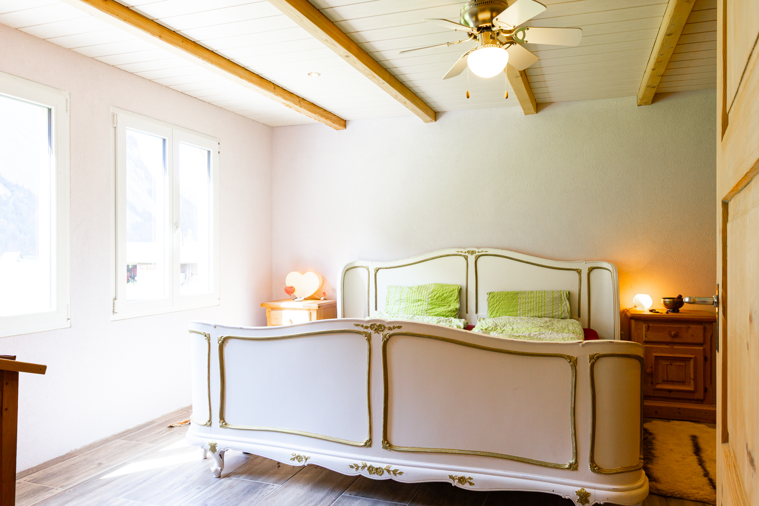 Helles Schlafzimmer mit Landhauscharme