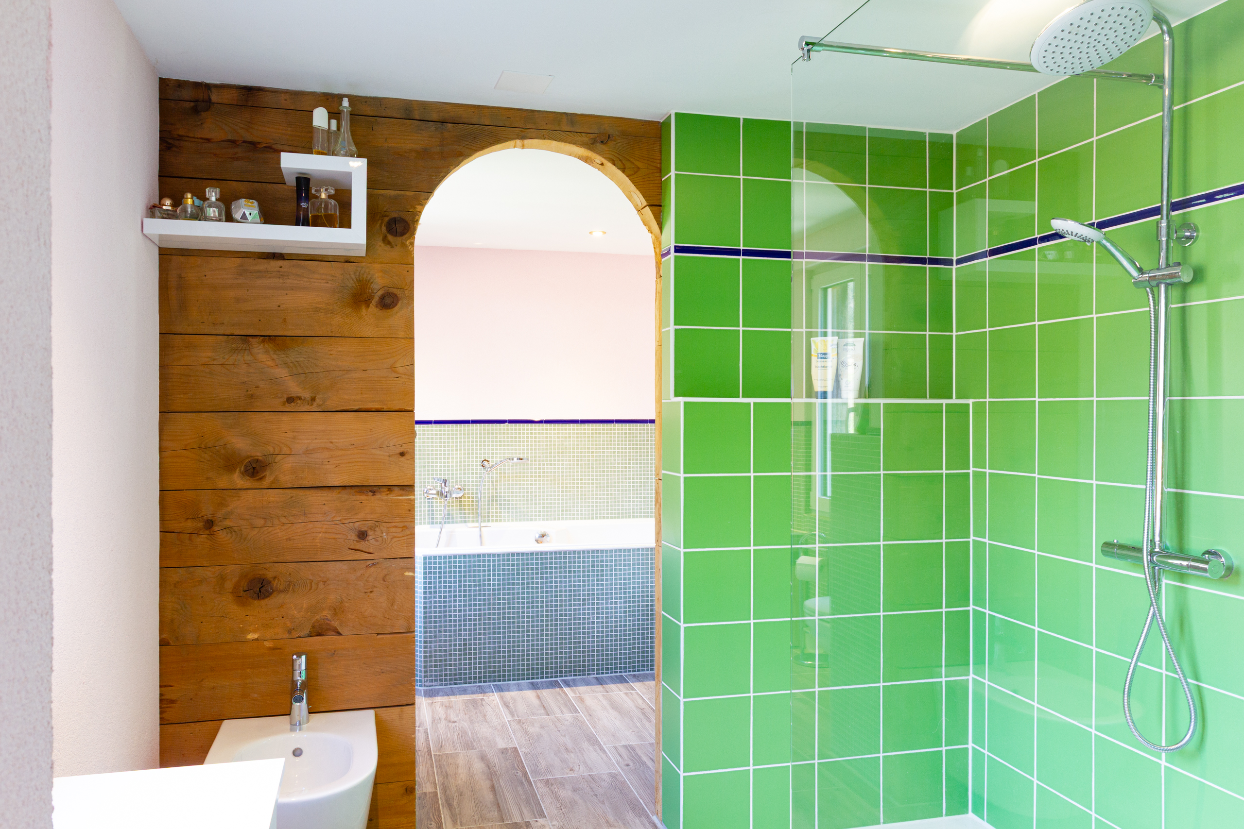 Badezimmer mit grüner Dusche und Holzverkleidung