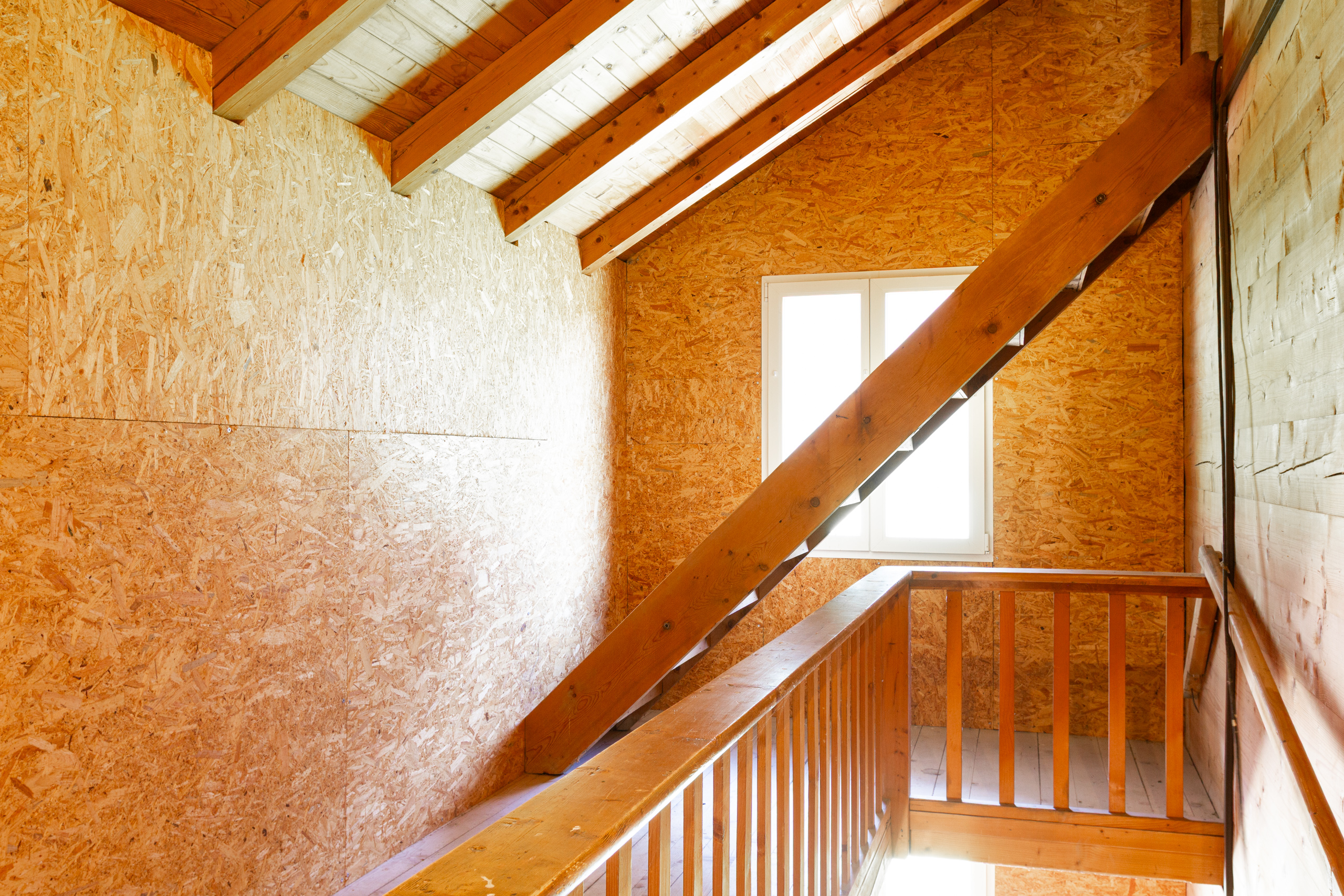Dachgeschoss-Treppenhaus mit OSB-Holzverkleidung
