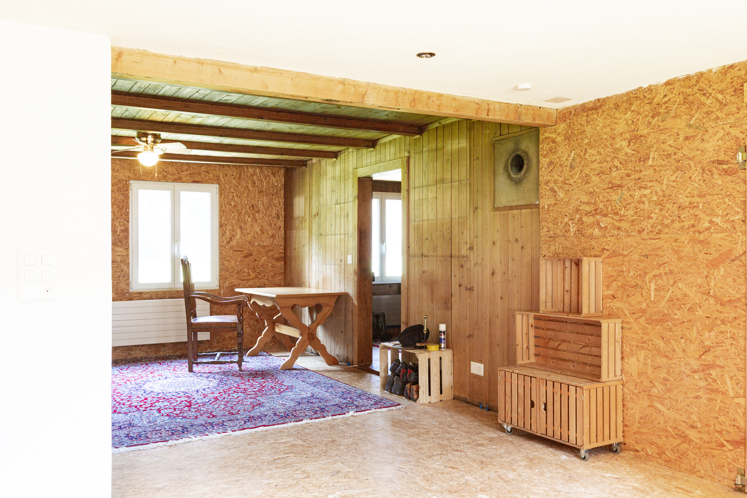Rustikaler Innenraum mit Holz- und OSB-Verkleidung