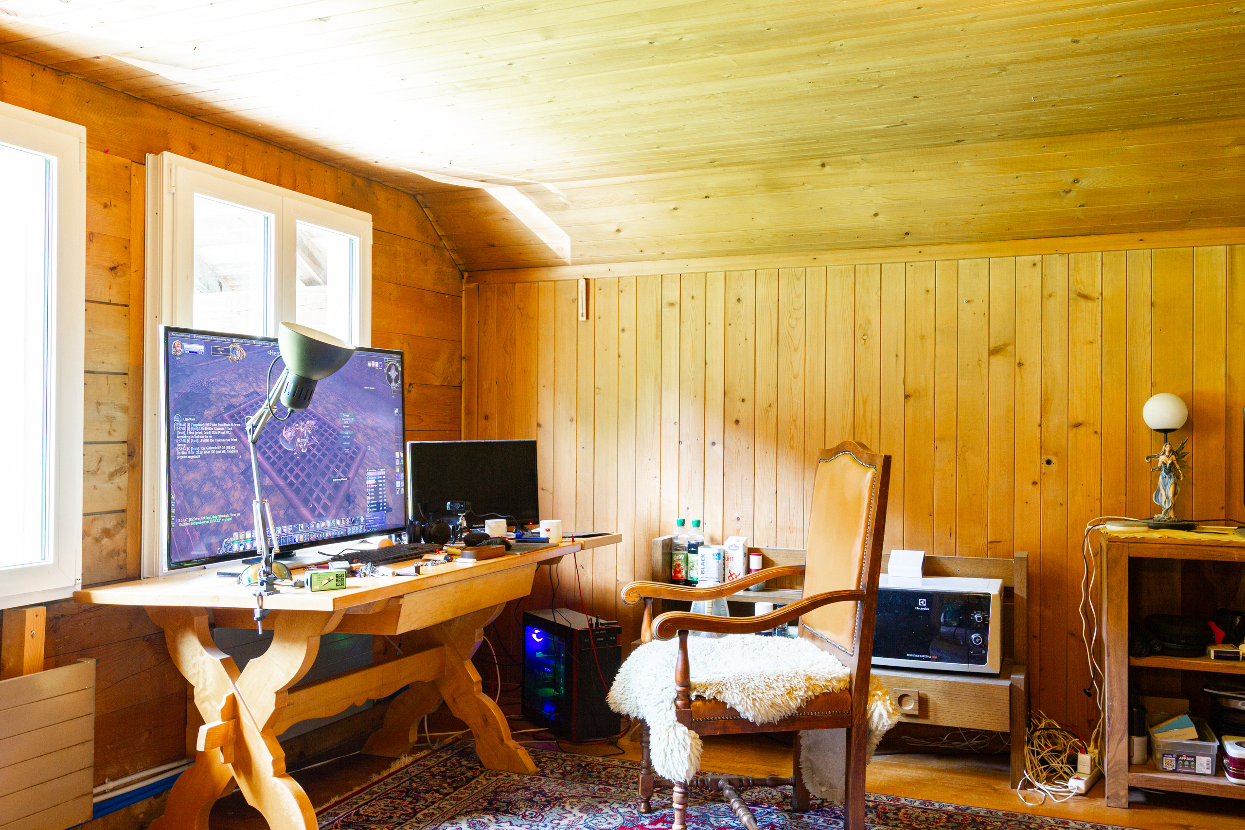 Holzgetäfelter Dachraum als Arbeitszimmer