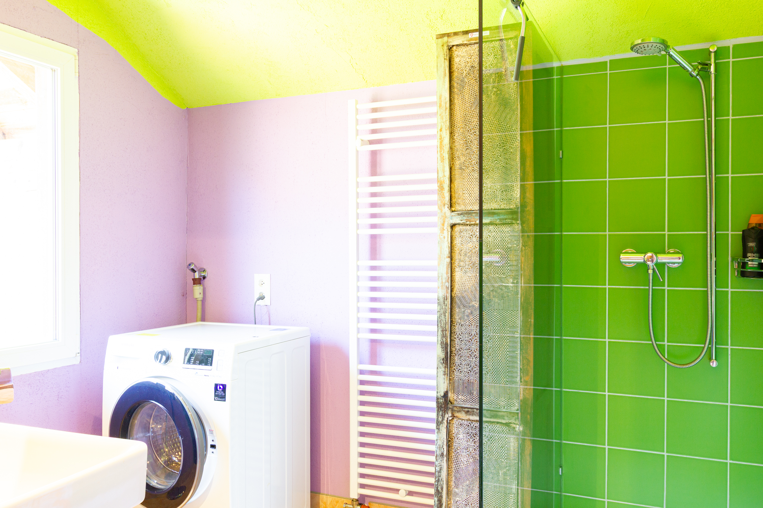 Buntes Badezimmer mit Waschmaschine und Dusche