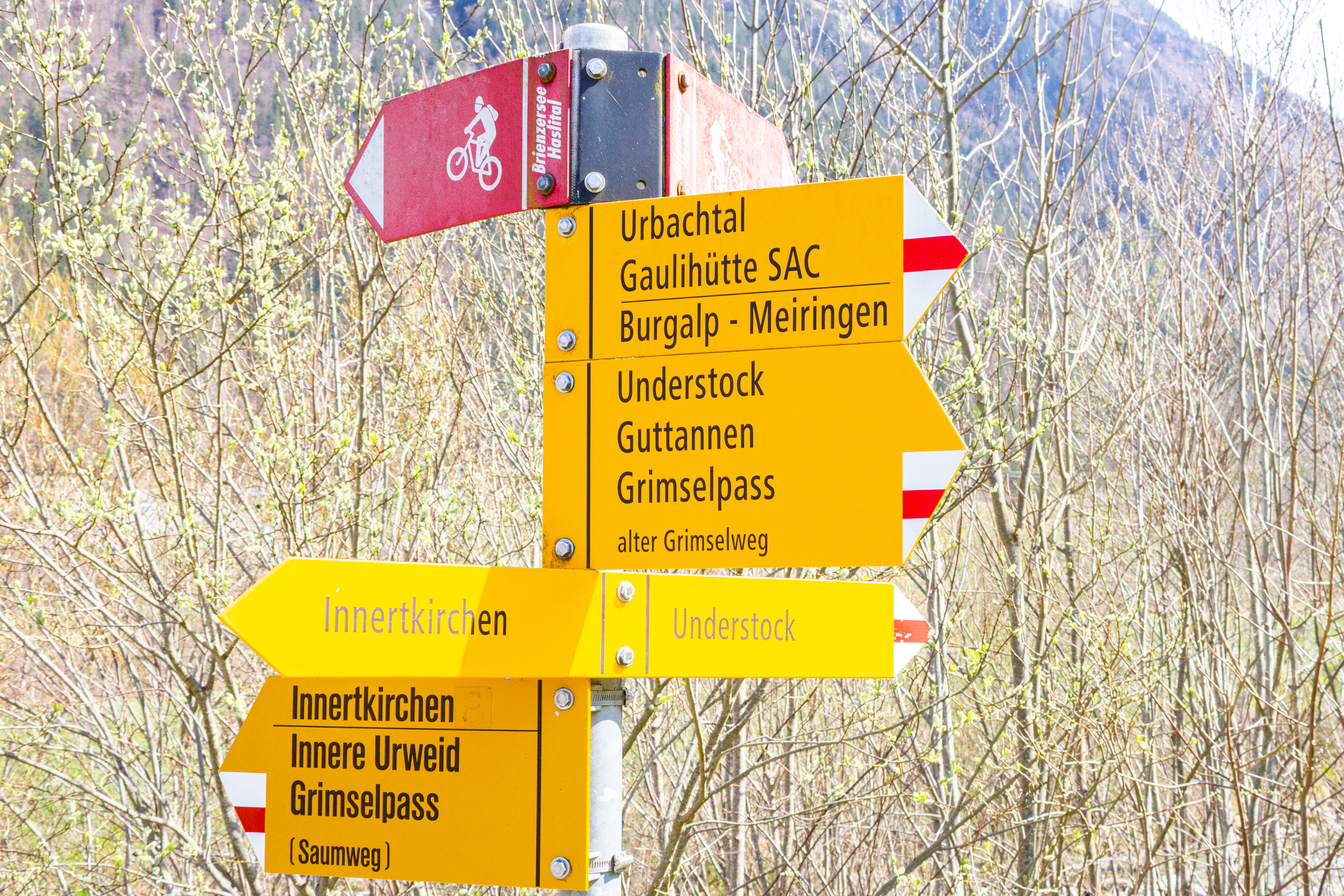 Wegweiser an einer Wander- und Radroute
