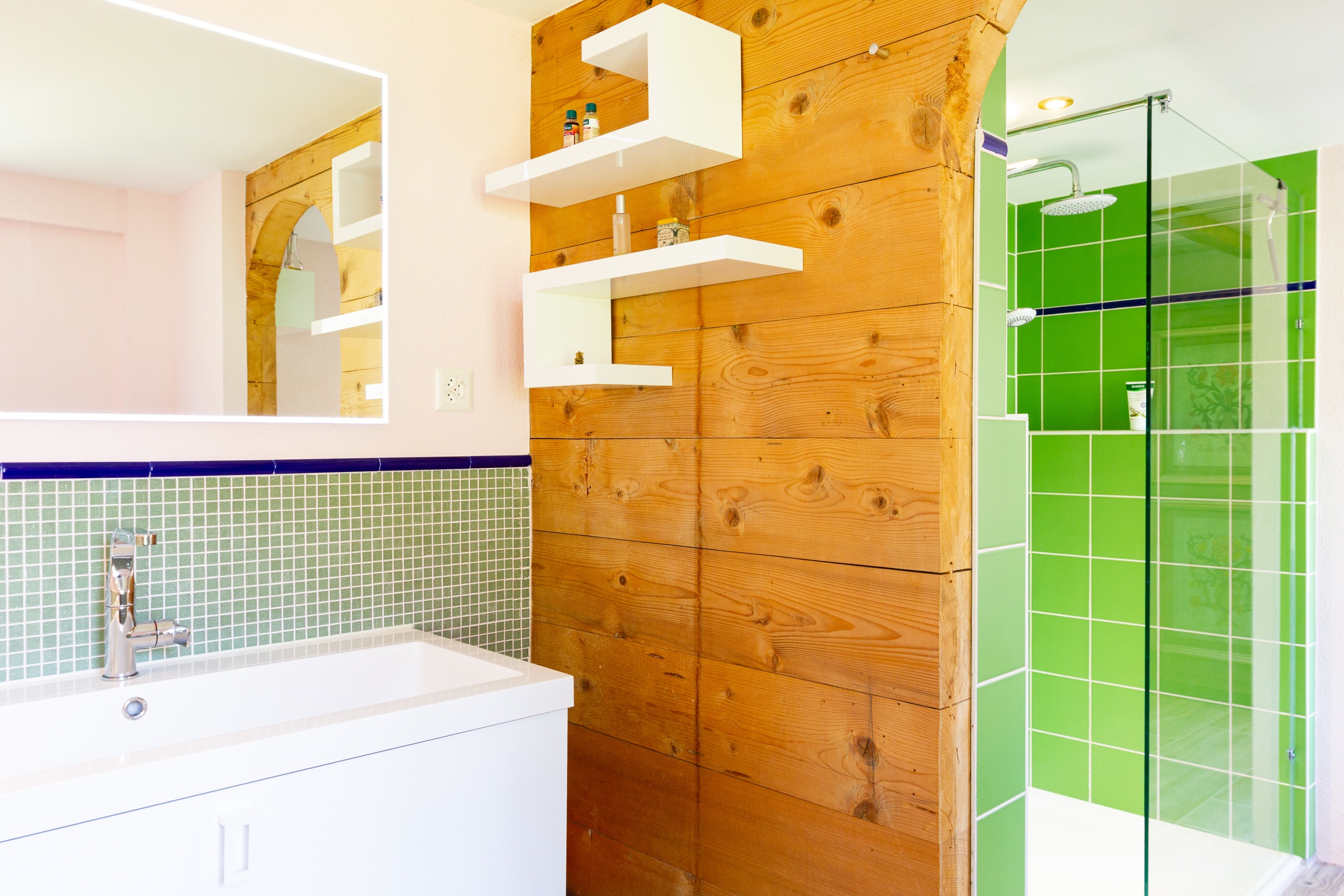 Modernes Badezimmer mit Holz- und Grüntönen