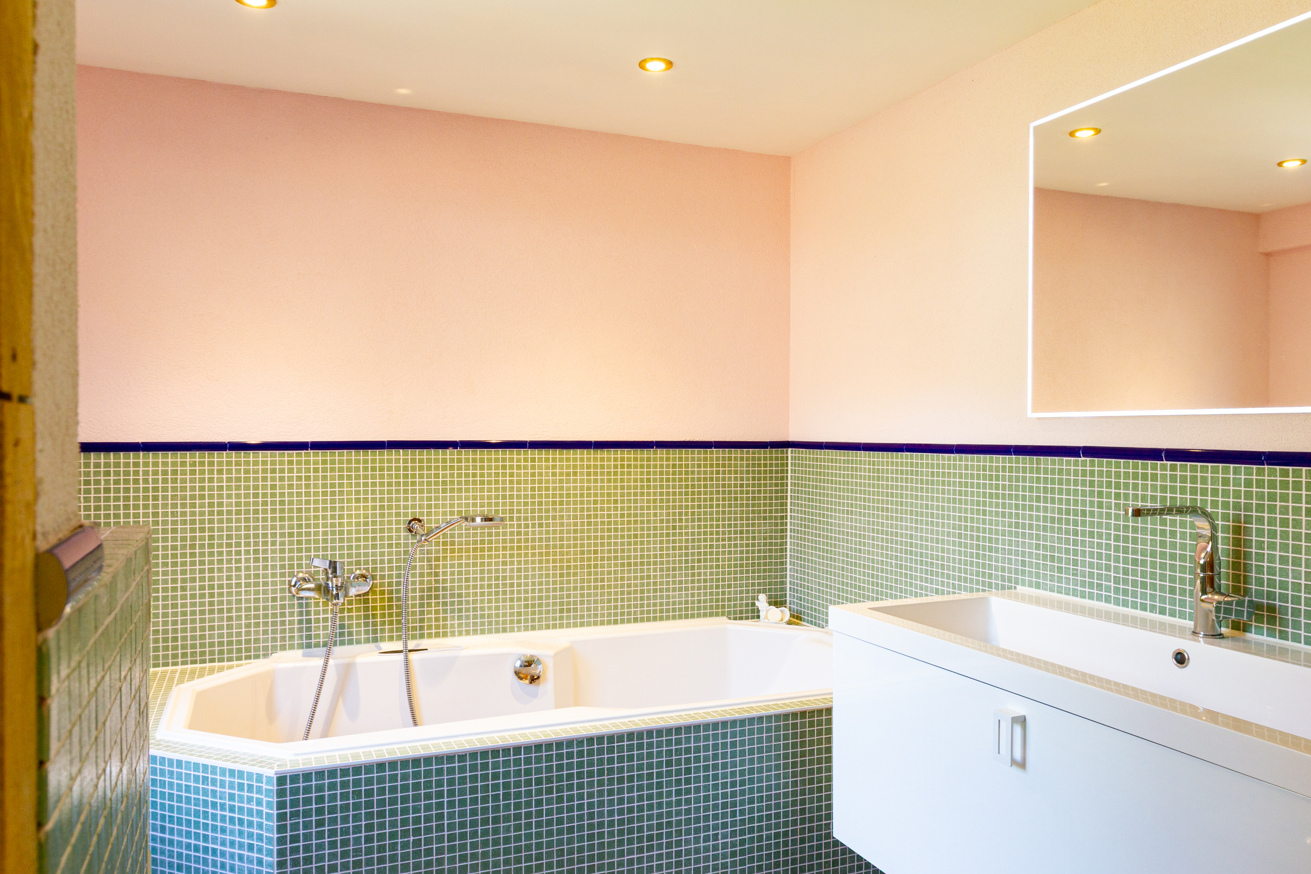 Modernes Badezimmer mit Mosaikverkleidung und Eckwanne