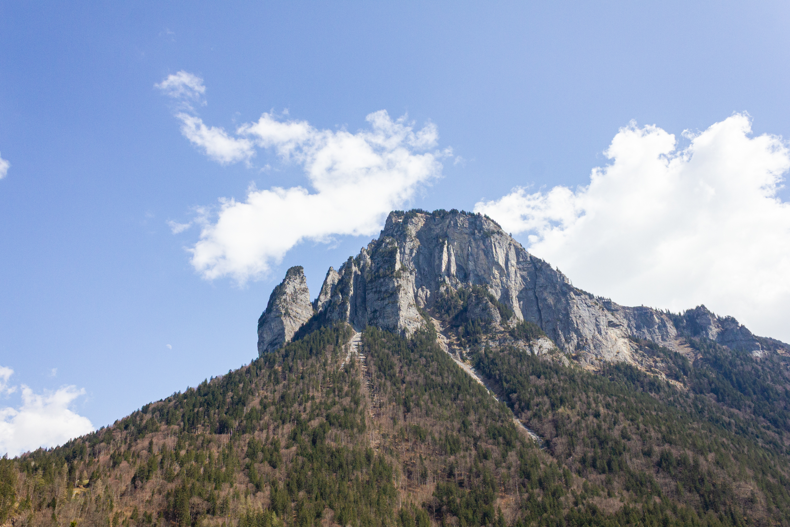 Berggipfel unter blauem Himmel