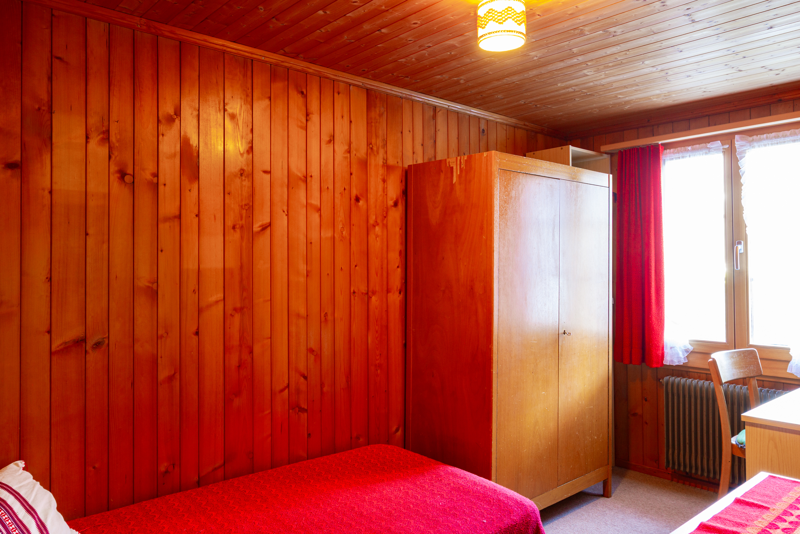 Holzvertäfeltes Schlafzimmer