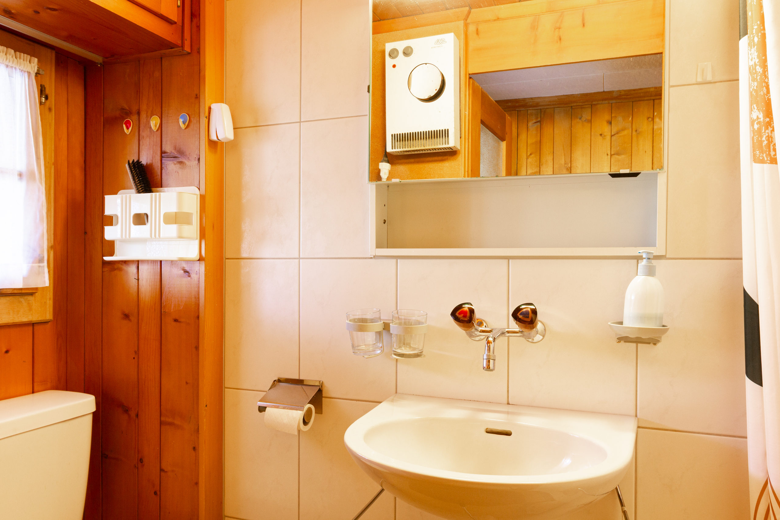 Kleines Badezimmer mit Holzvertäfelung