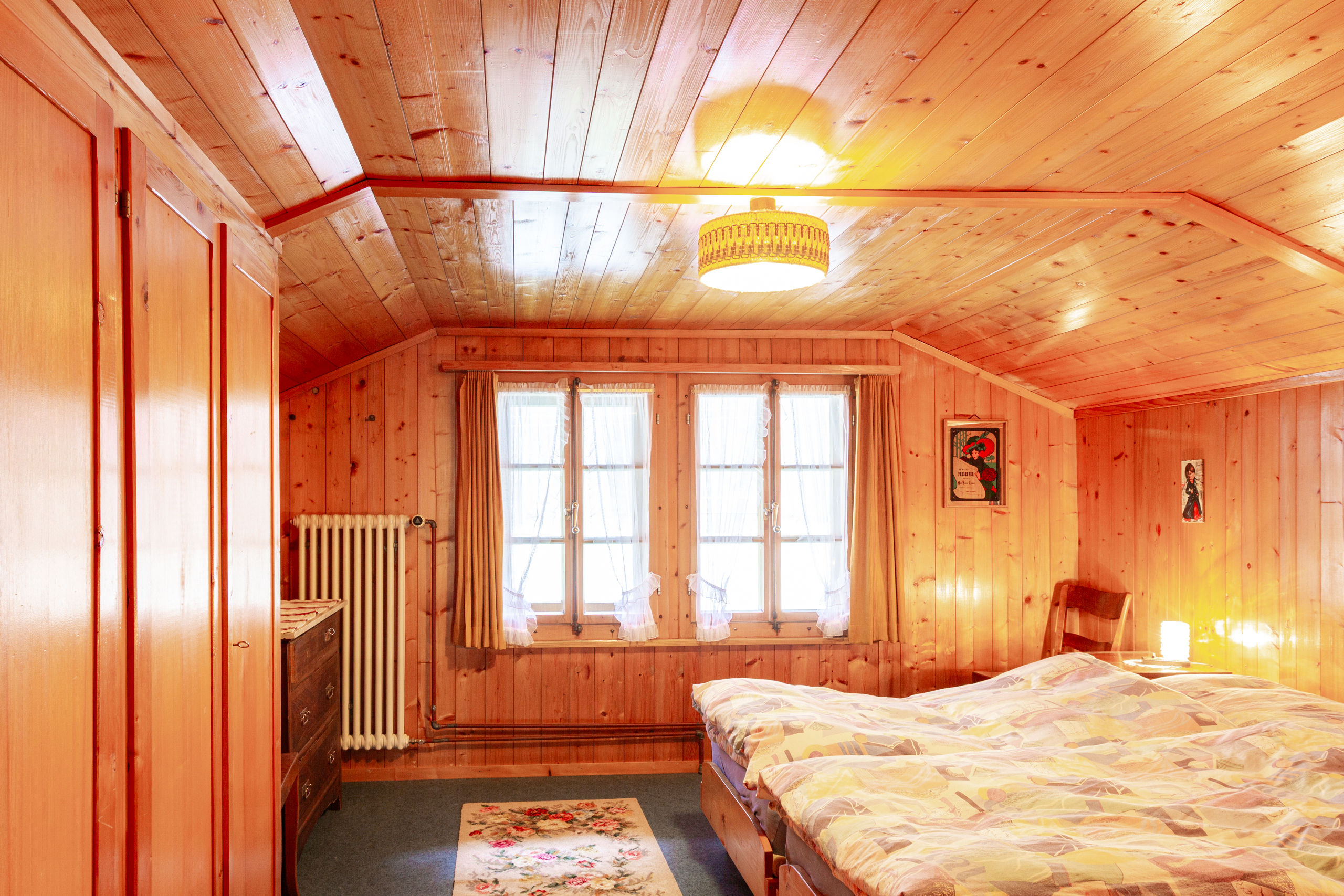 Gemütliches Holzschlafzimmer mit Dachschräge