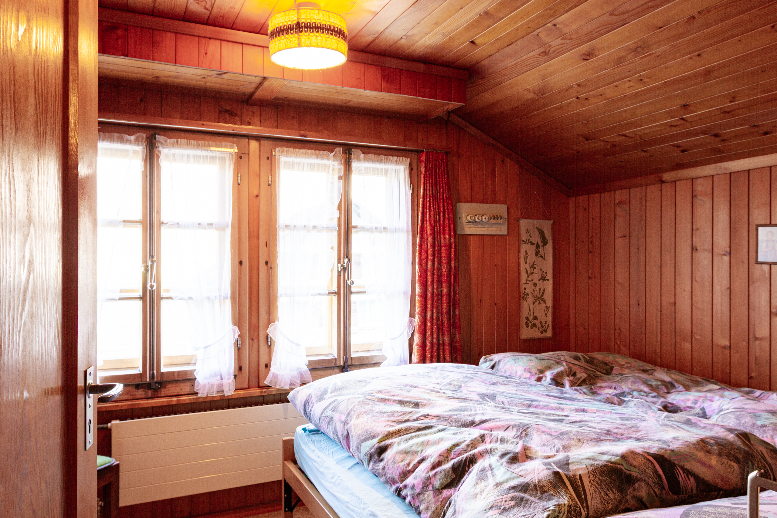 Rustikales Holz-Schlafzimmer mit Dachschräge