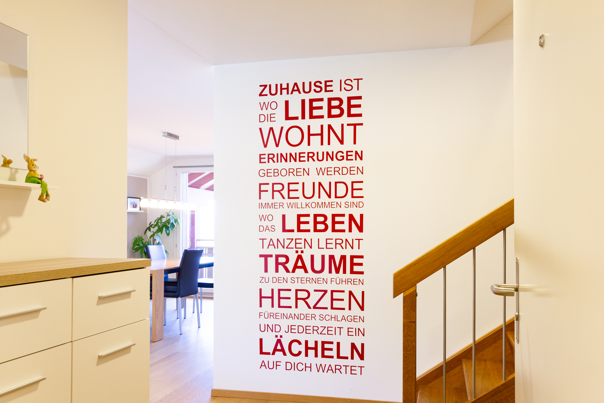 Heller Treppenbereich mit Wandtattoo