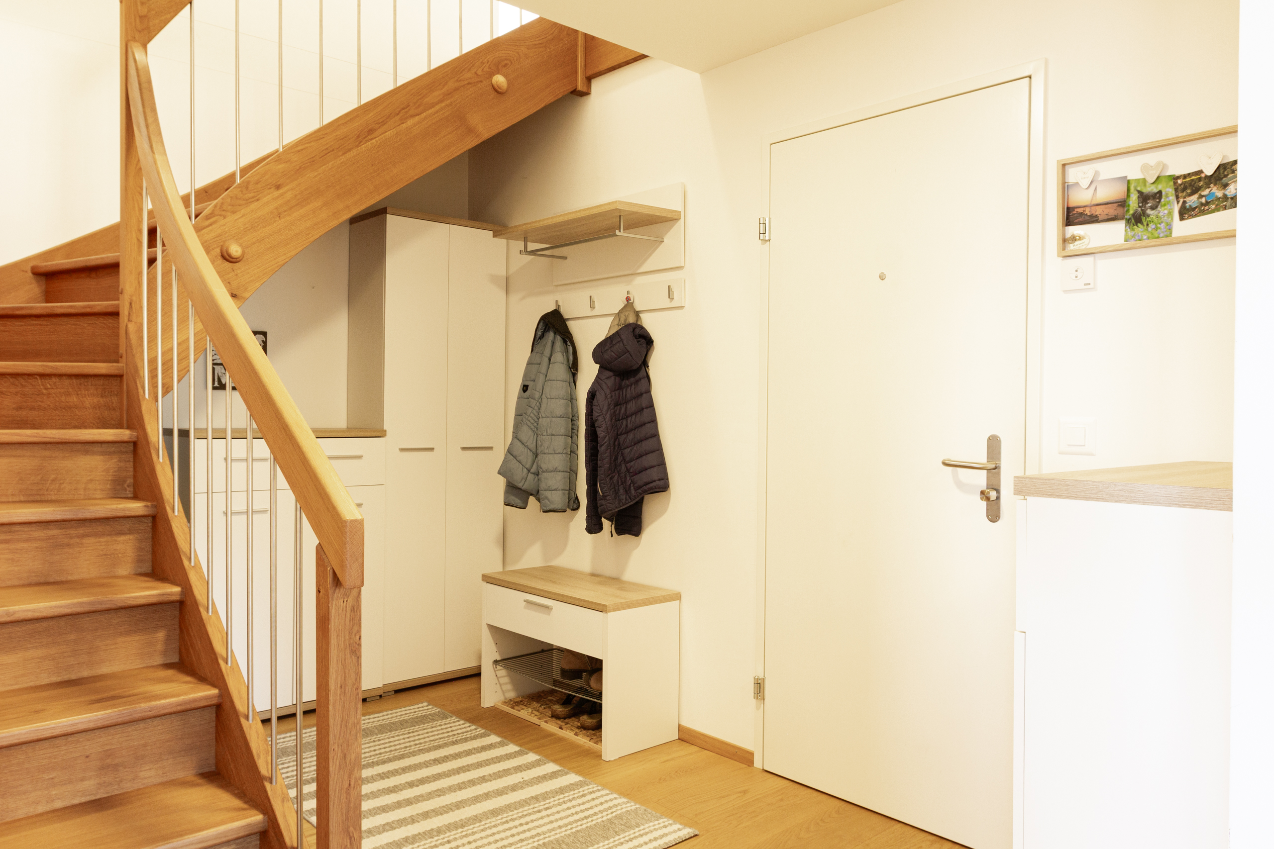 Heller Eingangsbereich mit Treppe