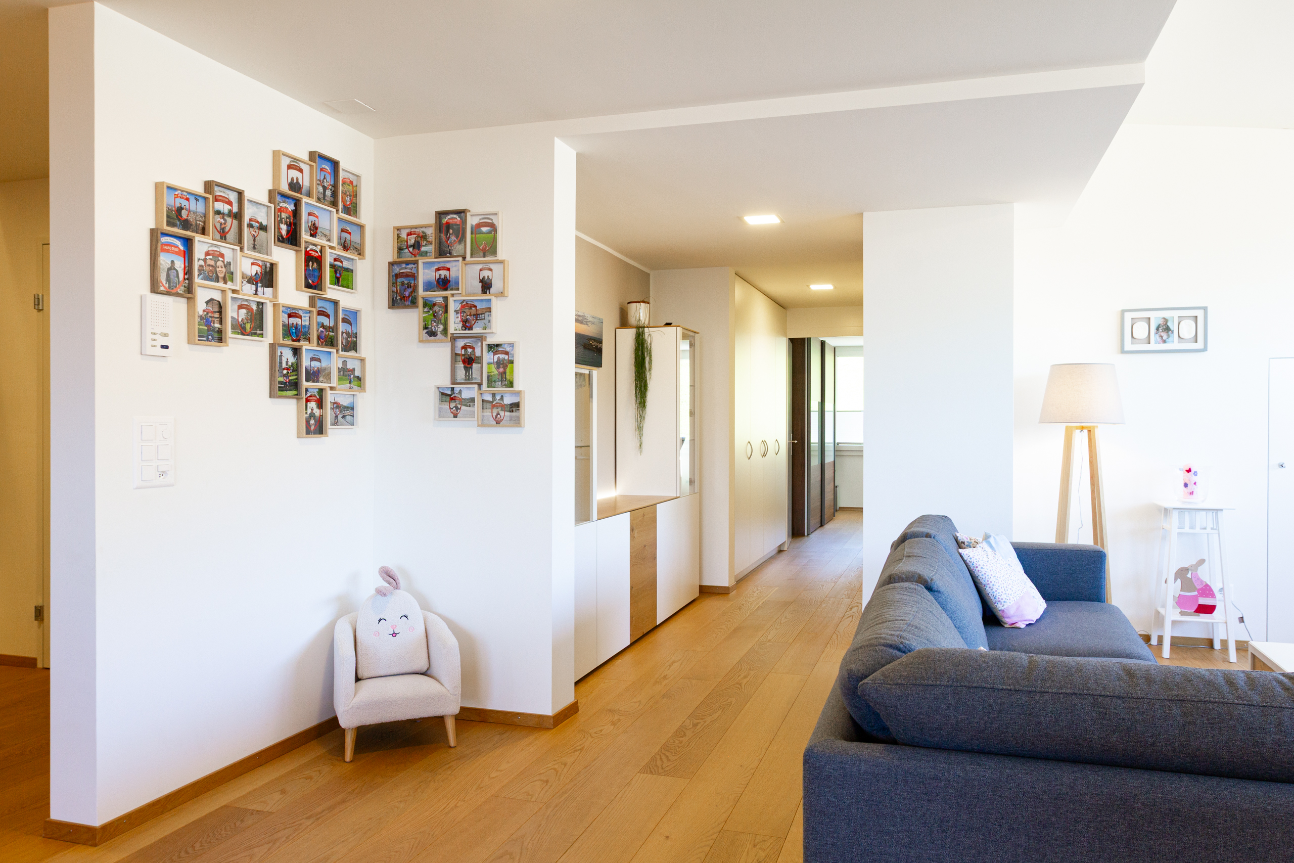 Heller Wohnflur mit Sofa und Dekoration