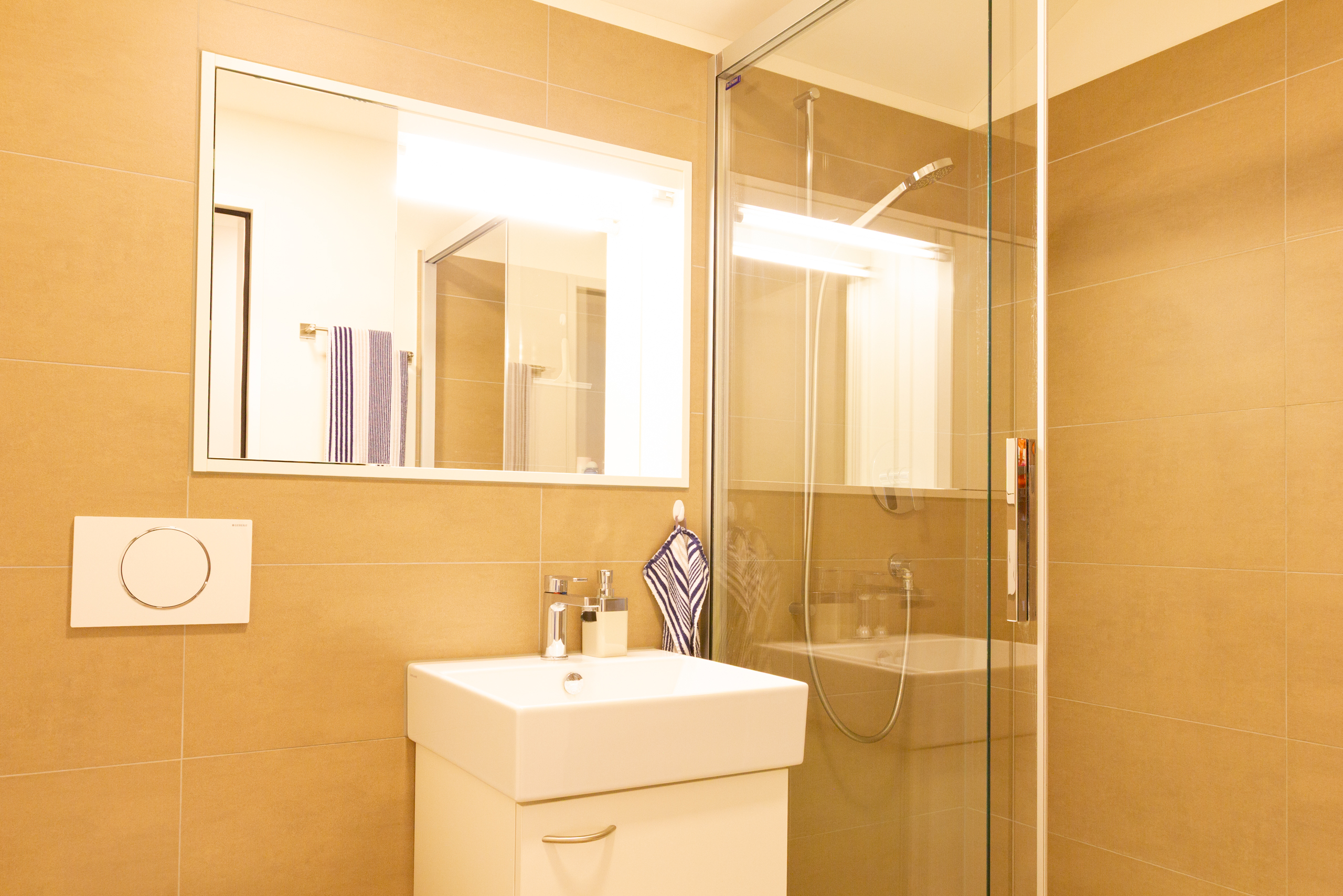 Modernes Badezimmer mit Dusche und Waschtisch