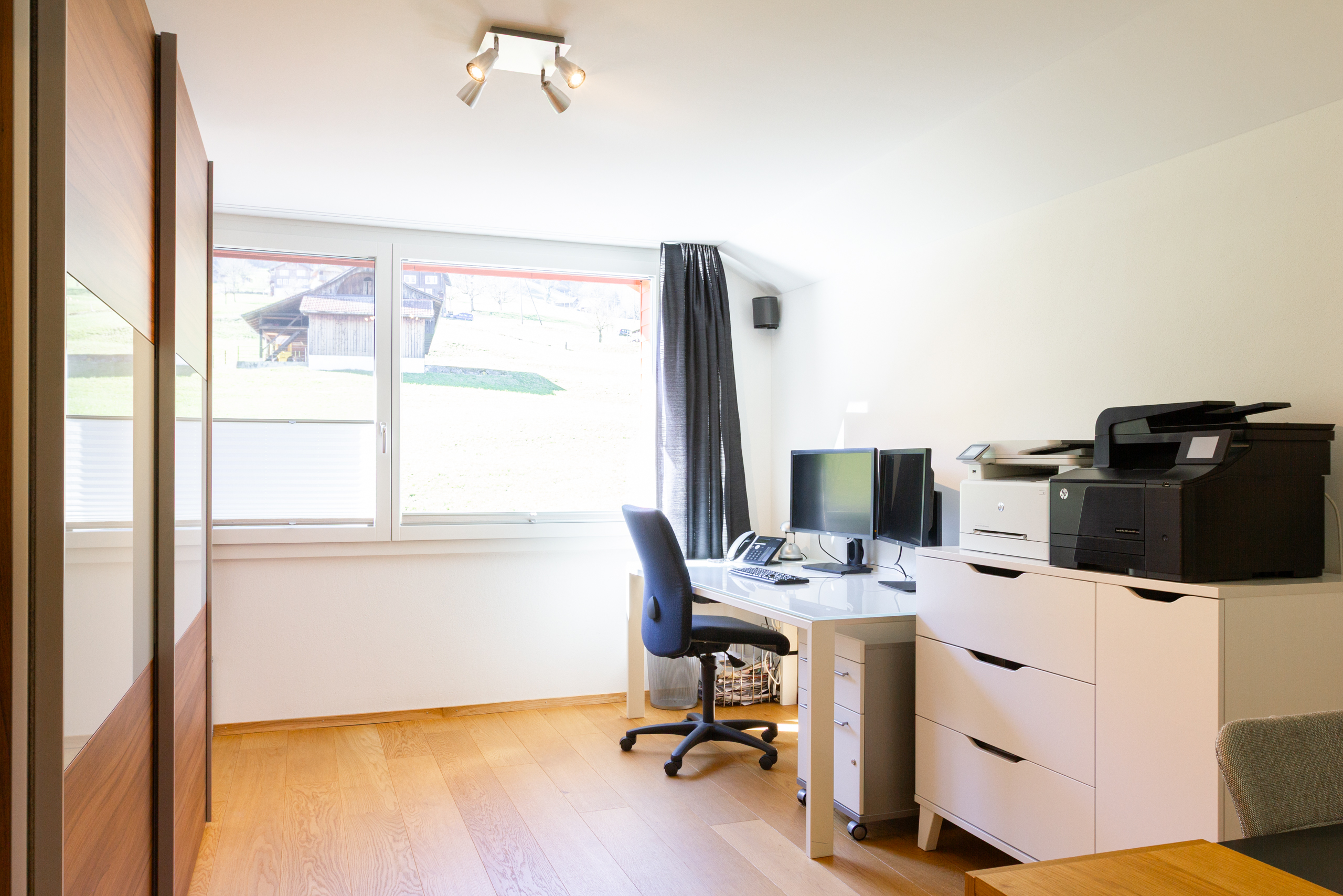 Helles Arbeitszimmer mit Schreibtisch und Fenster