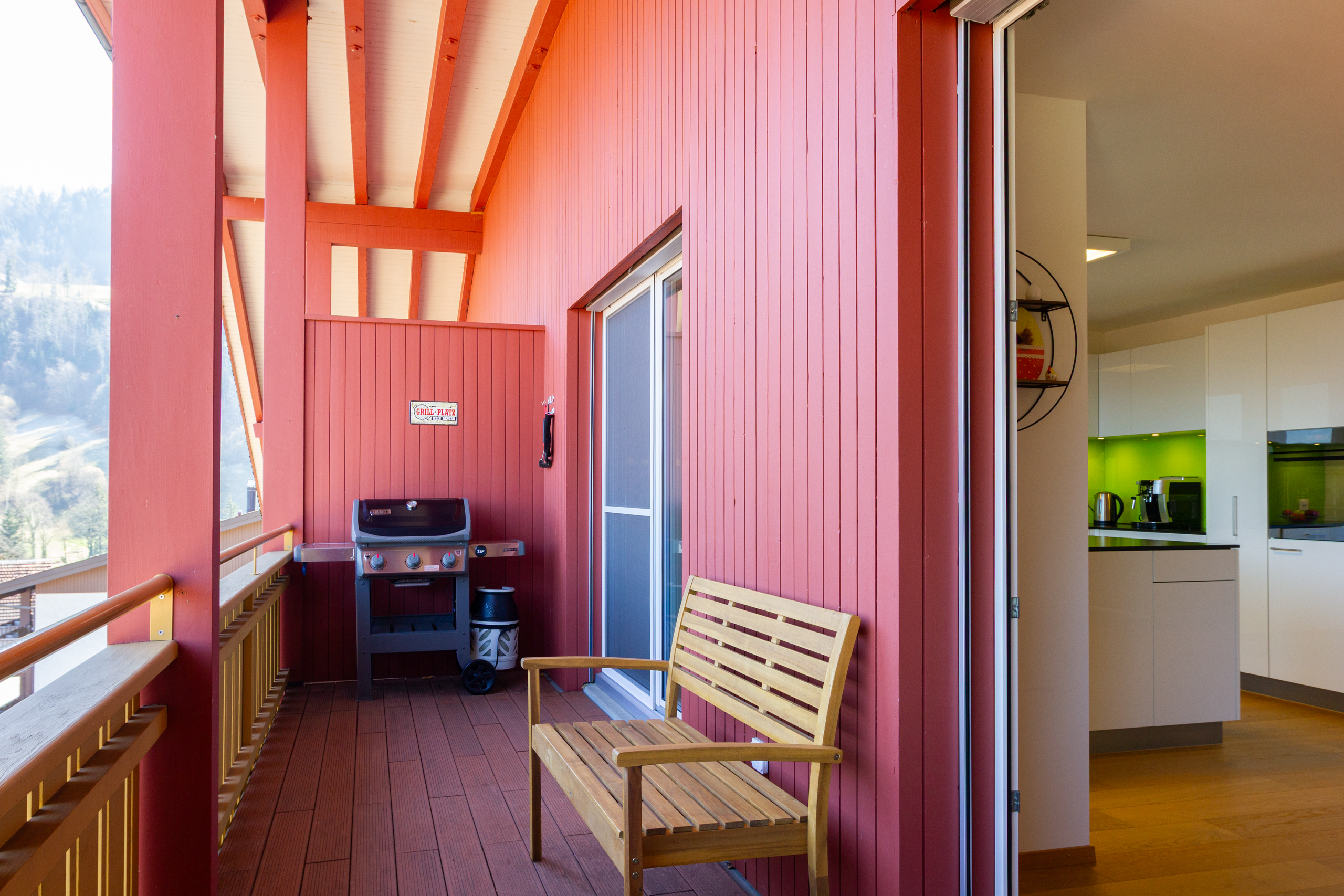 Balkon mit Grill und Blick in die offene Küche