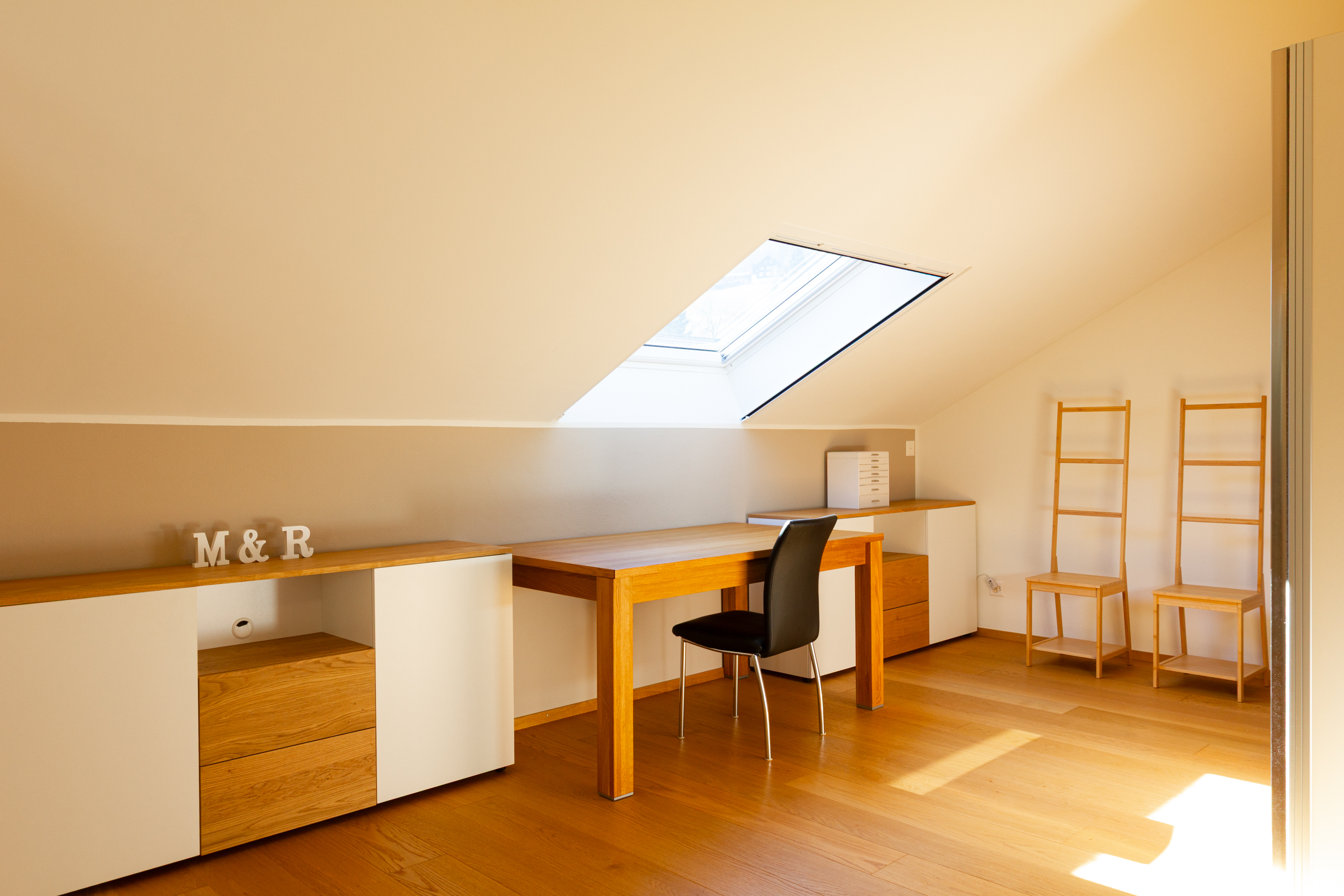 Helles Dachgeschoss-Arbeitszimmer mit Schräge und Dachfenster