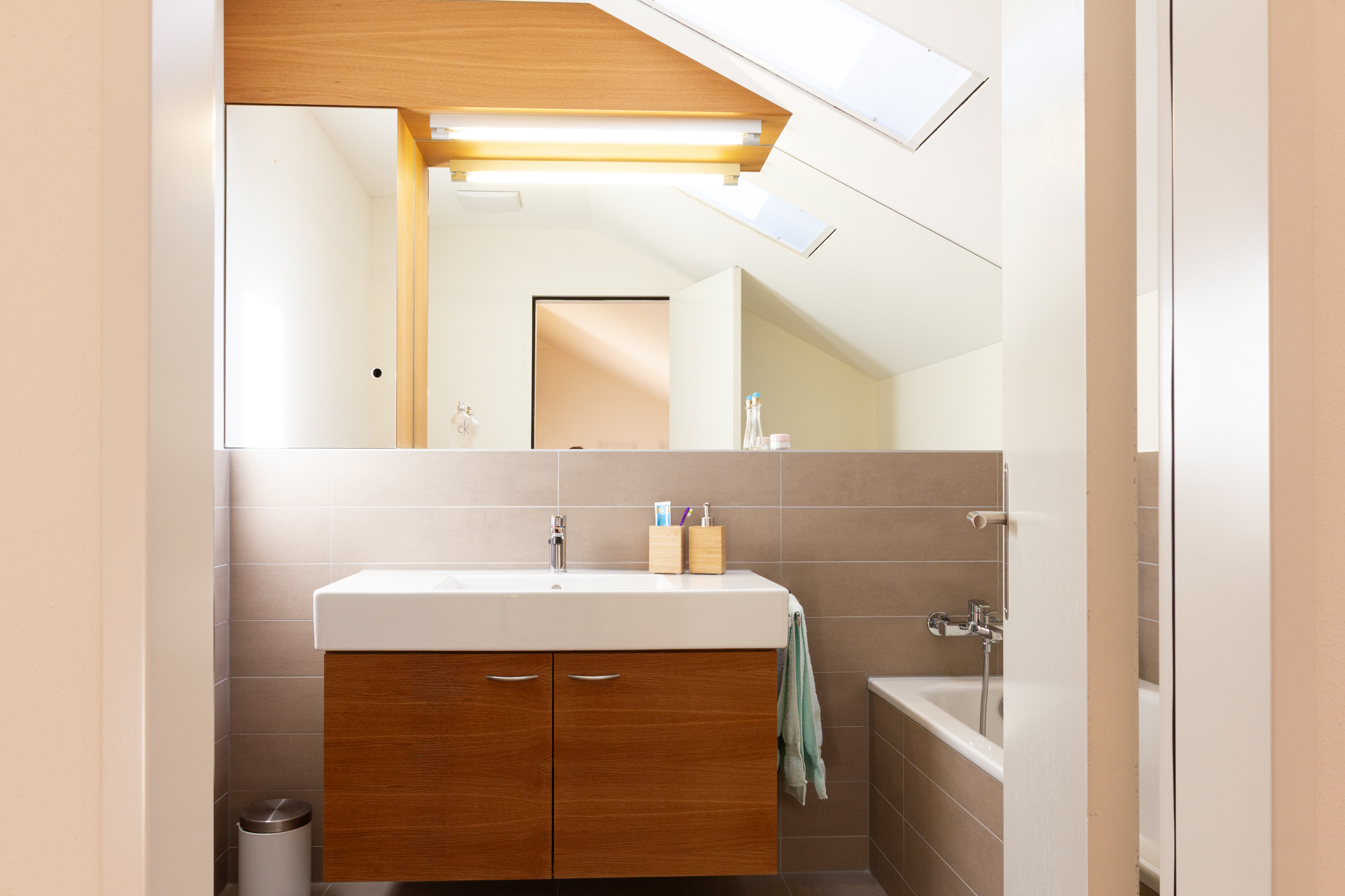 Modernes Dachgeschoss-Badezimmer mit Waschtisch und Badewanne
