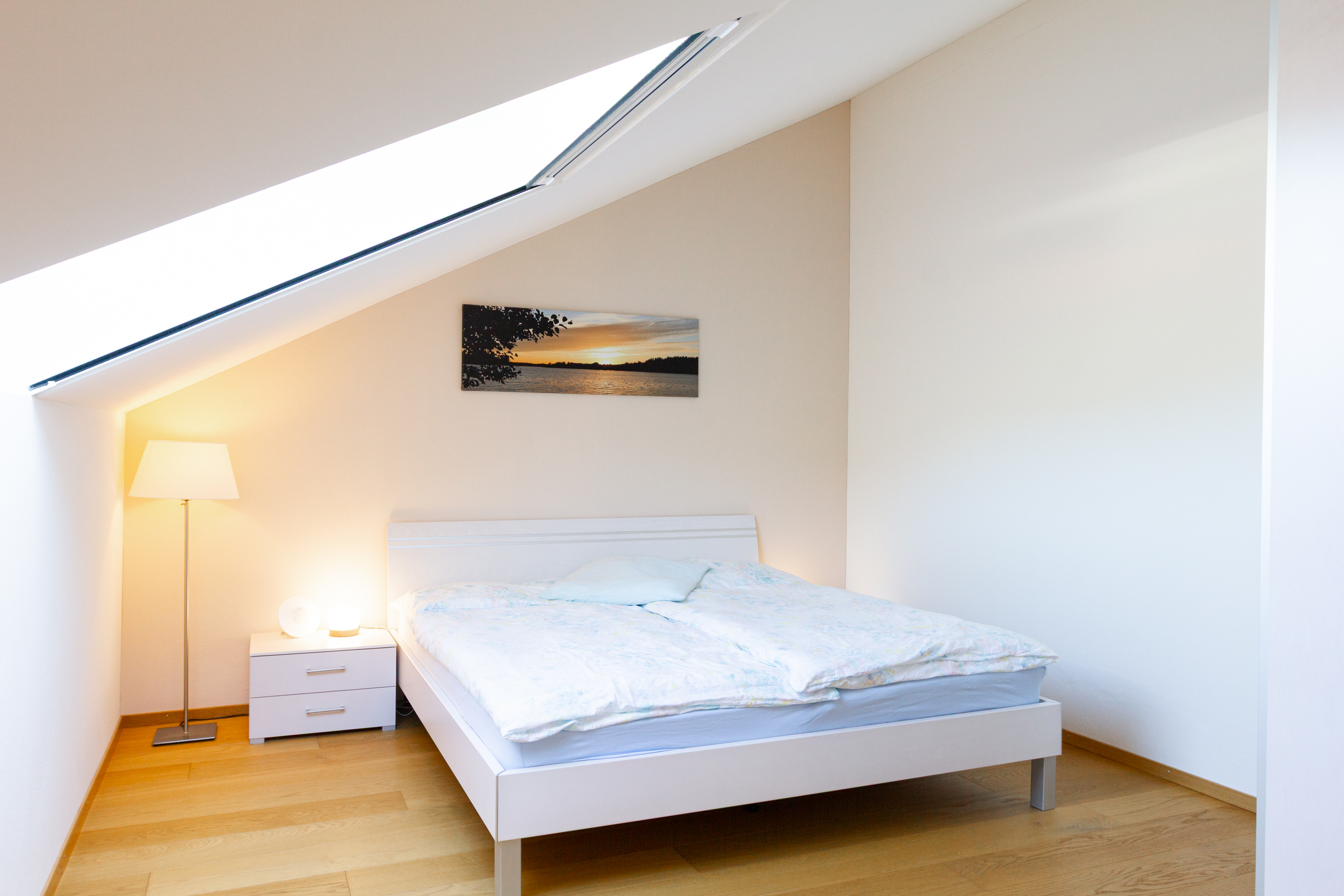Helles Dachgeschoss-Schlafzimmer