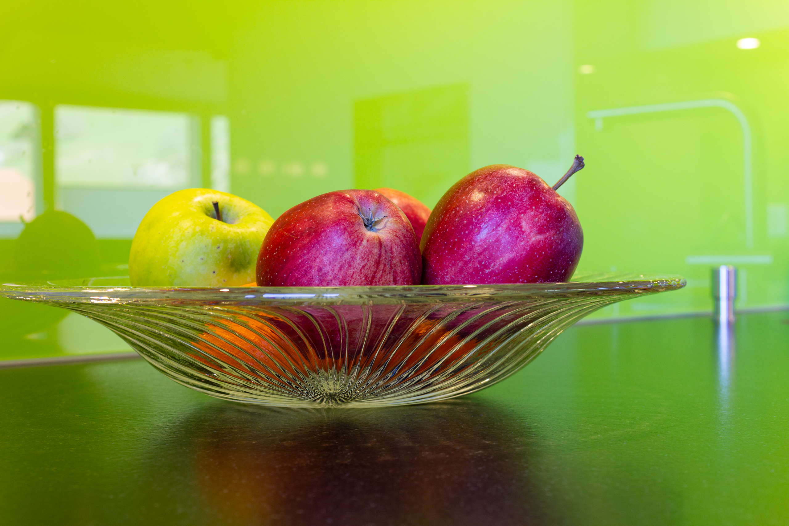 Obstschale in moderner Küche
