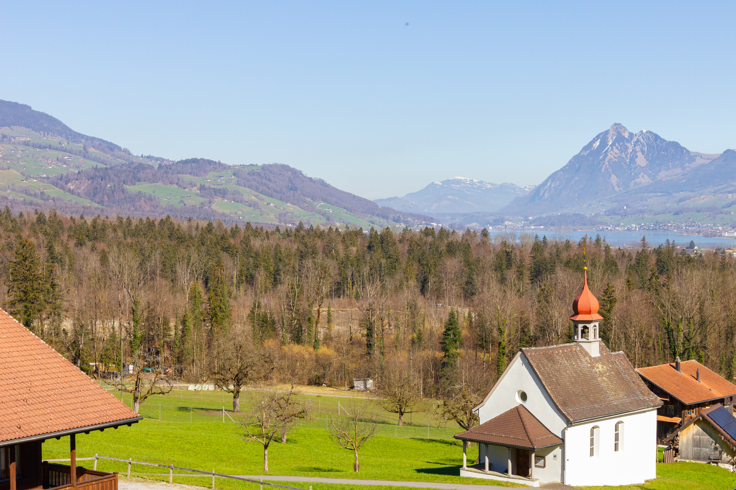 Alpenlandschaft mit Kirche und Seeblick