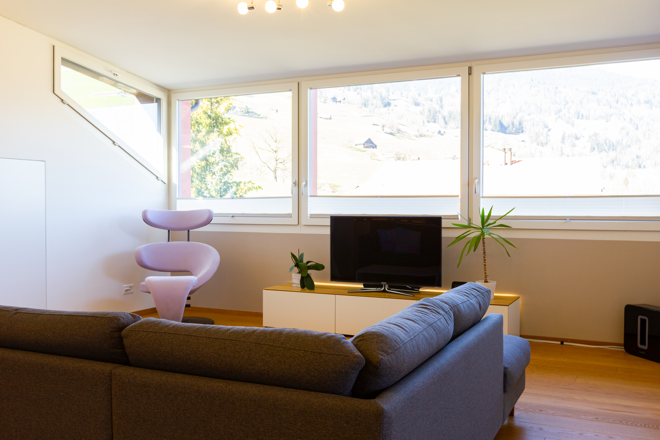 Helles Wohnzimmer mit Panoramafenstern