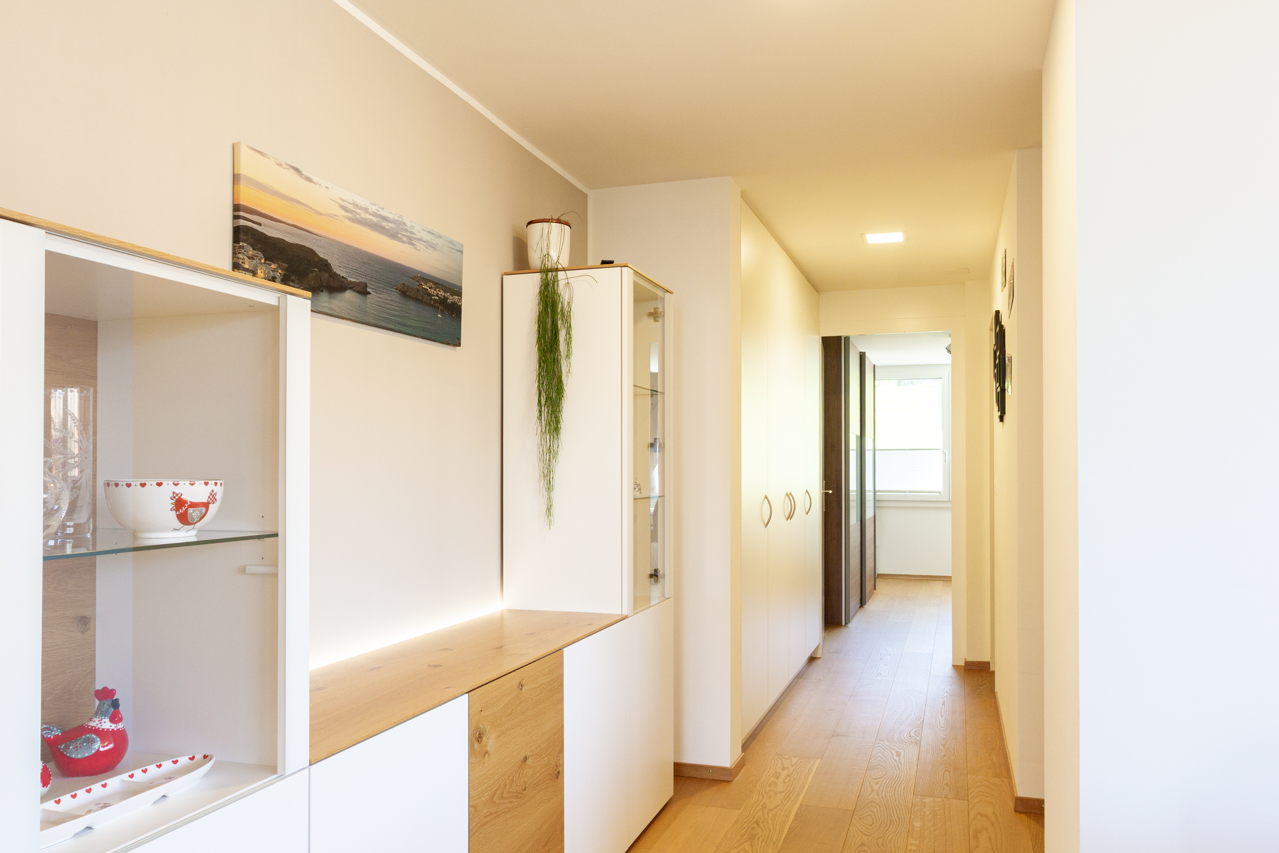 Heller Flur mit Holzfußboden und Einbauschränken