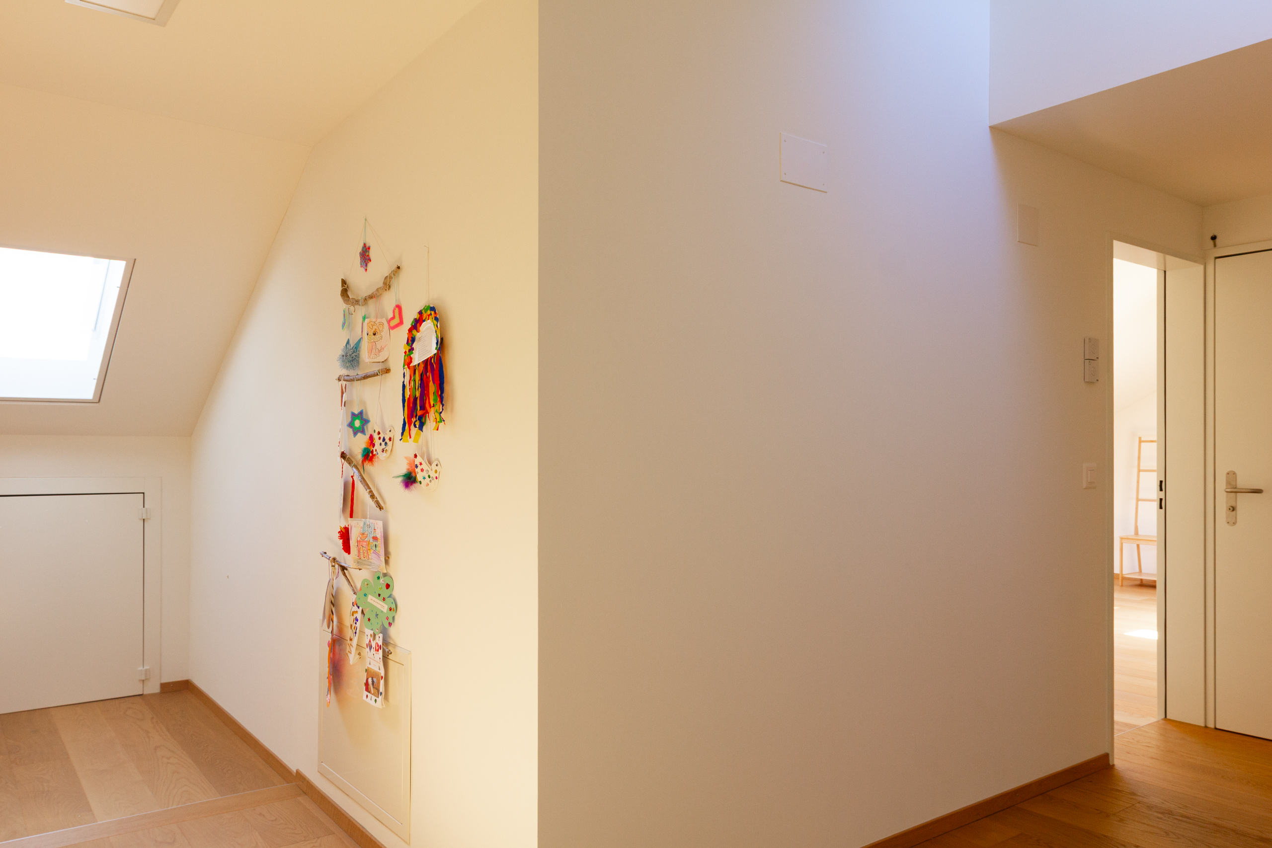 Heller Dachgeschossflur mit Kinderdeko