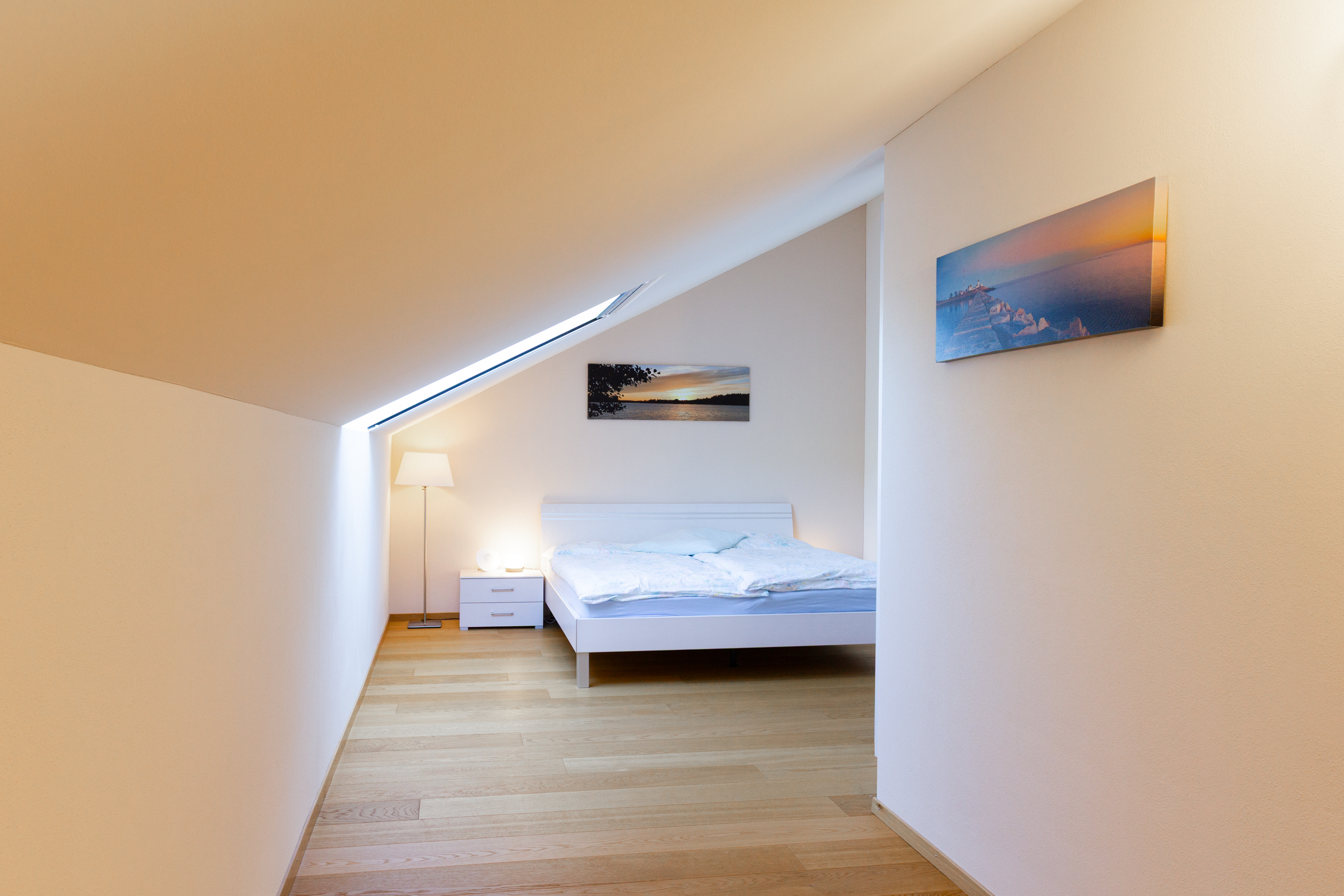 Dachgeschoss-Schlafzimmer mit schräger Decke