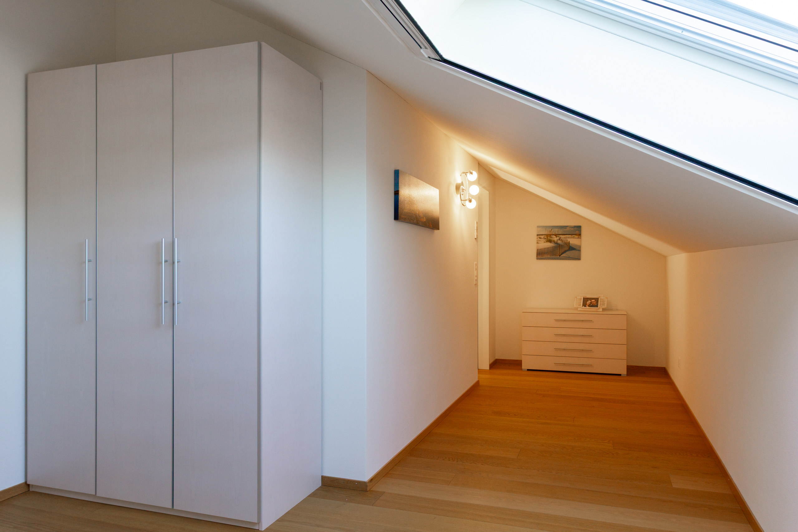 Dachgeschossflur mit Einbauschrank