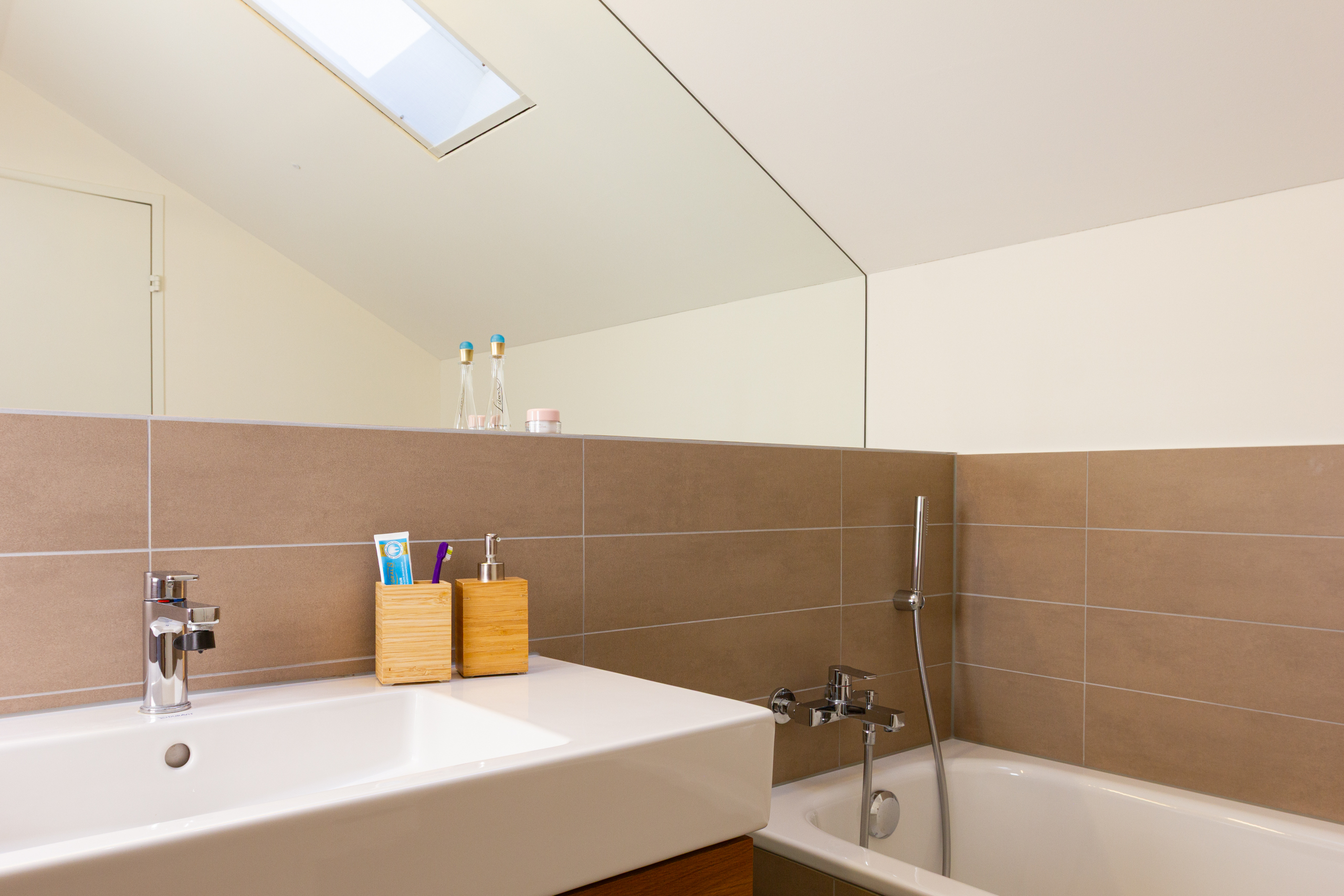 Modernes Badezimmer mit Badewanne und Waschtisch
