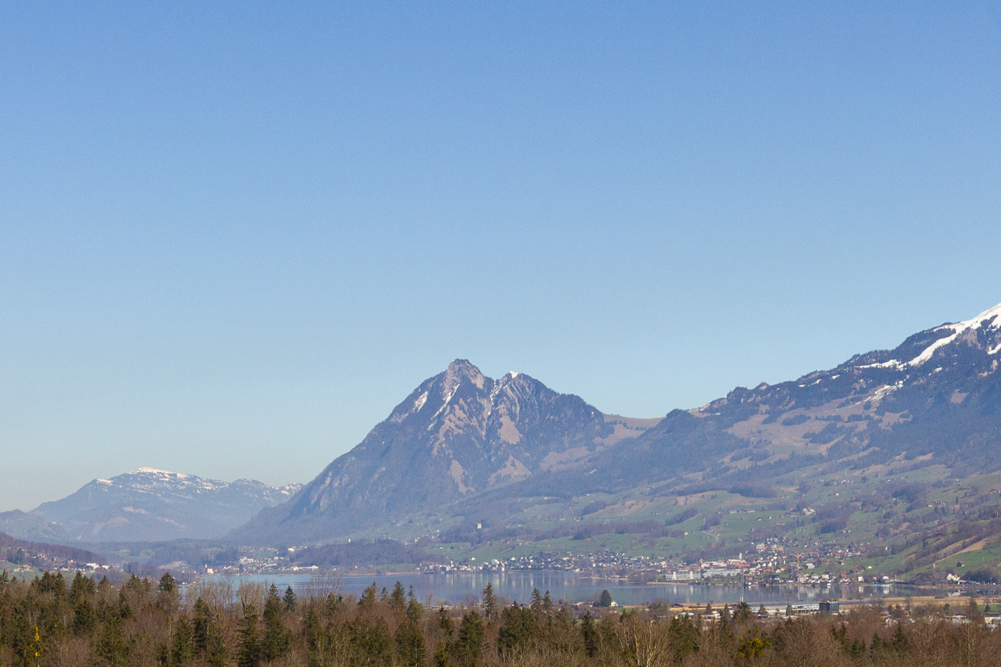 Alpenpanorama mit See und Bergkette