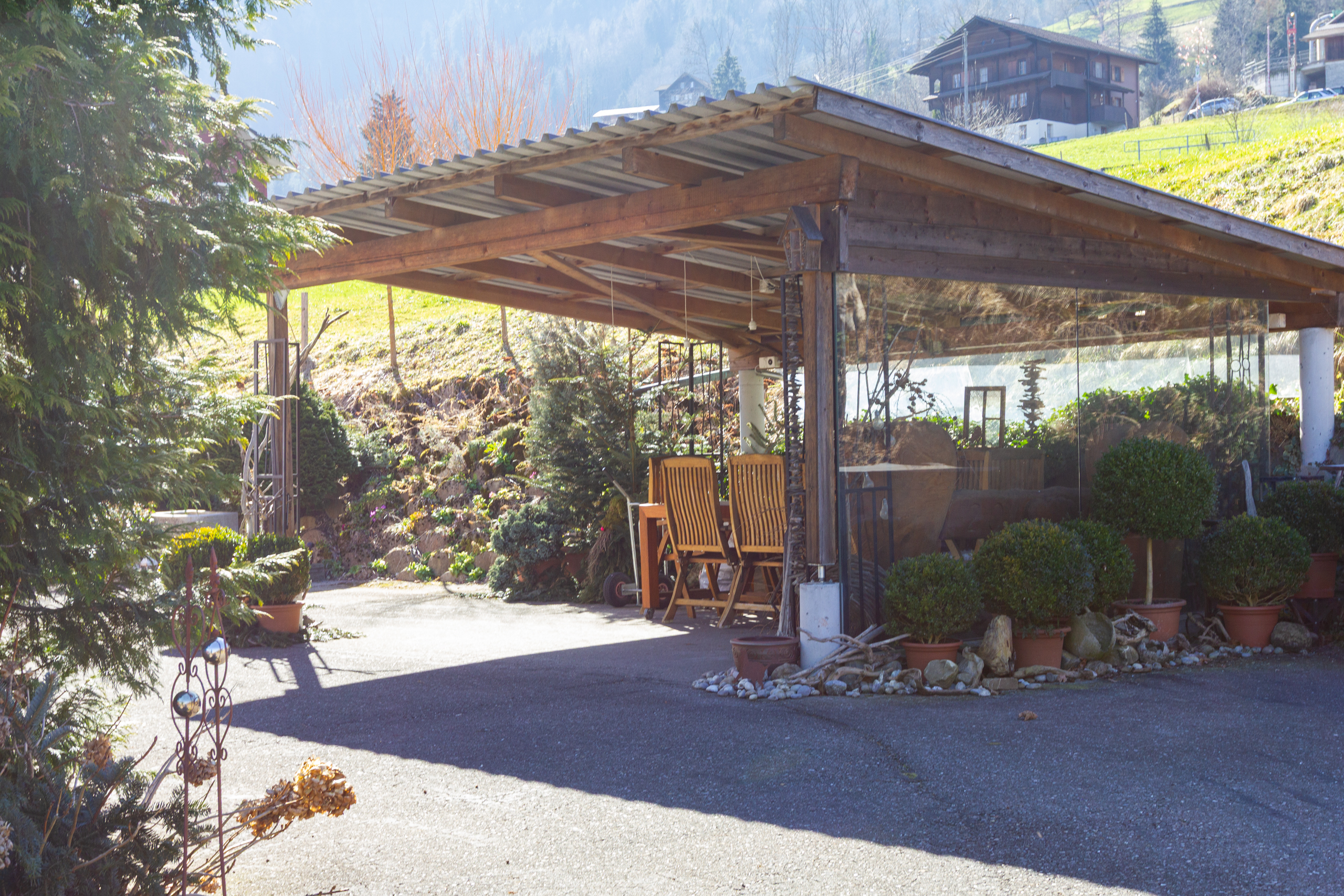 Überdachter Außenbereich mit Gartenmöbeln
