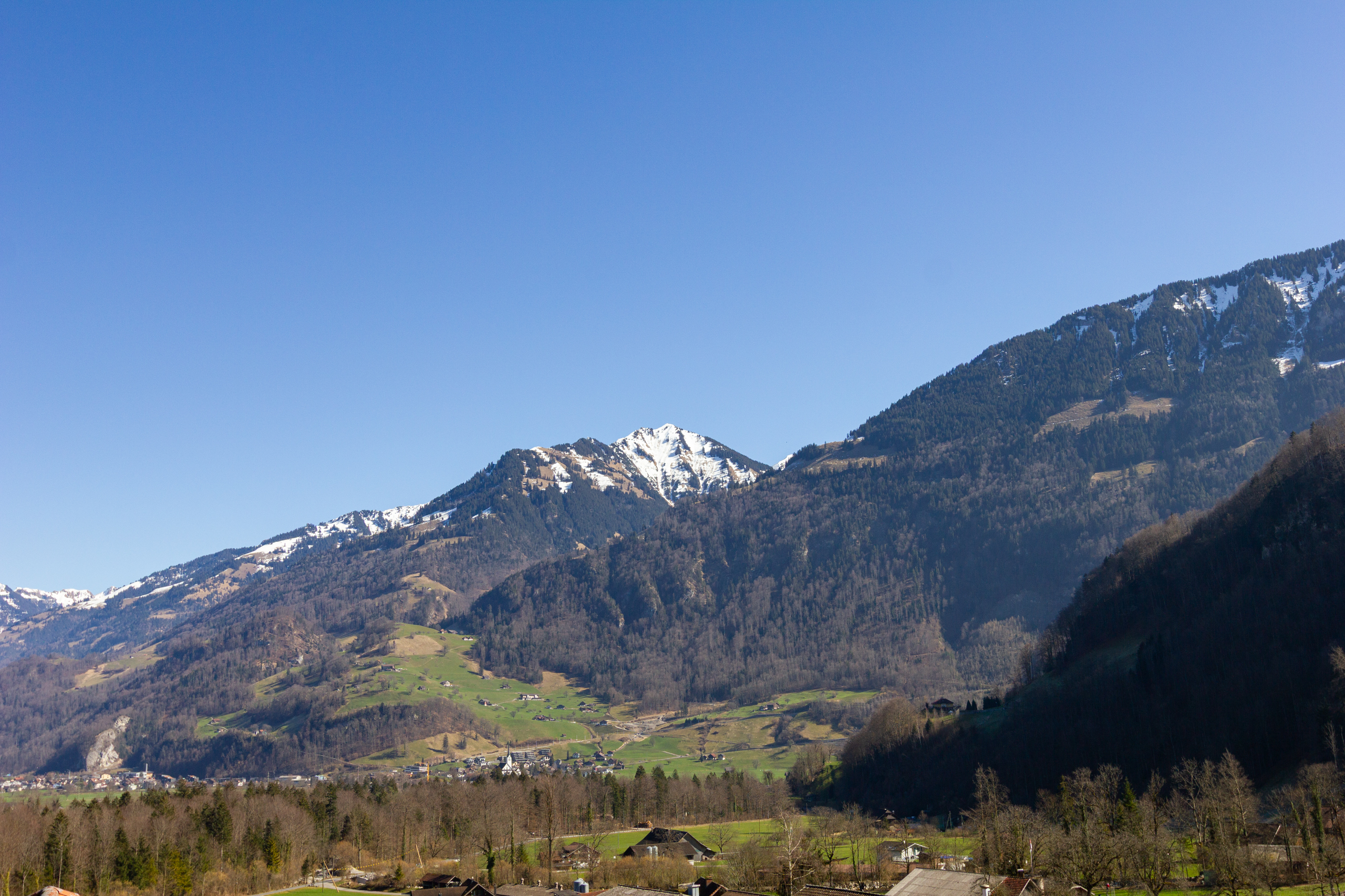 Alpenlandschaft mit schneebedeckten Bergen