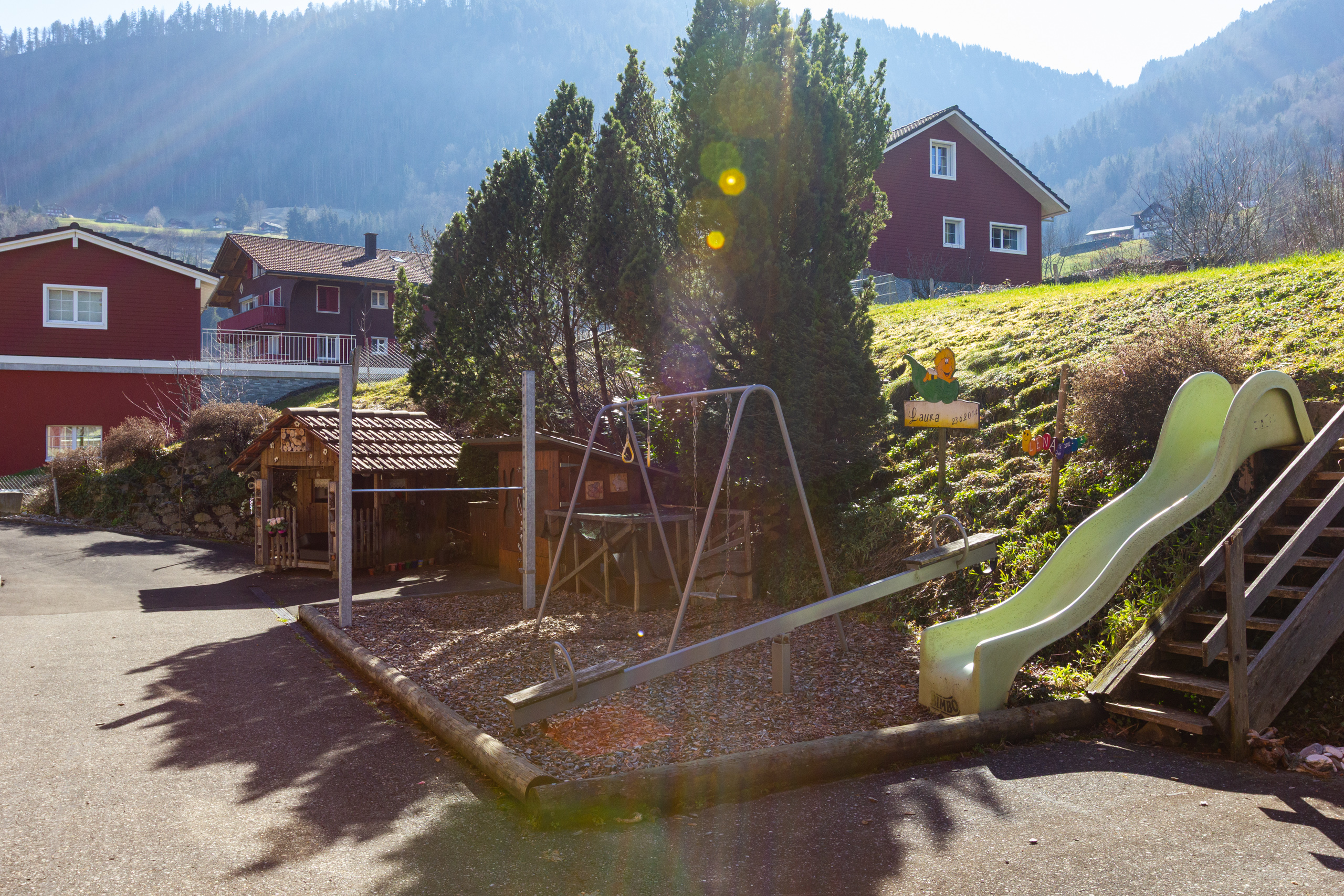 Außenansicht eines Wohnhauses mit Spielbereich
