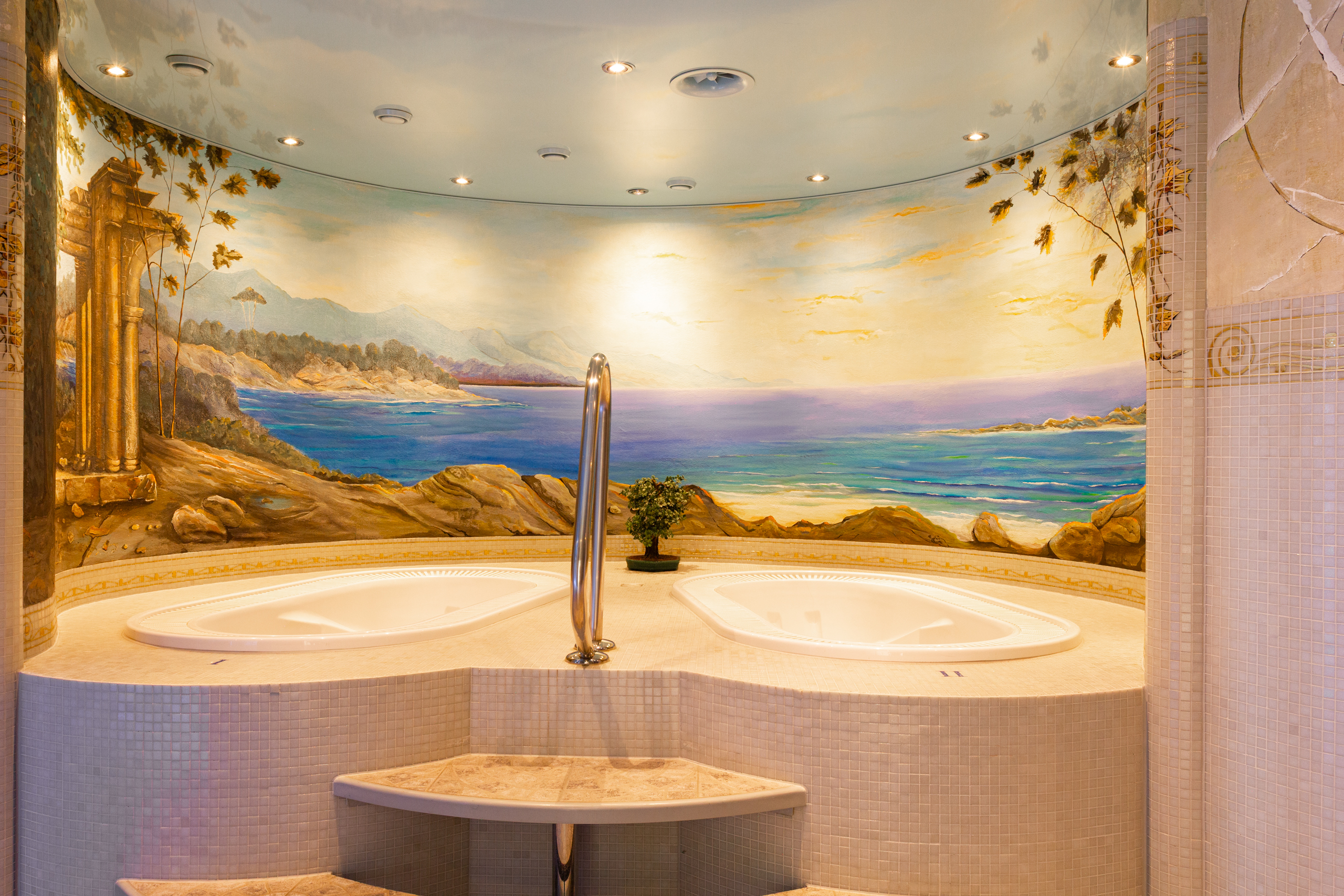 Luxuriöser Spa-Bereich mit Wandmalerei