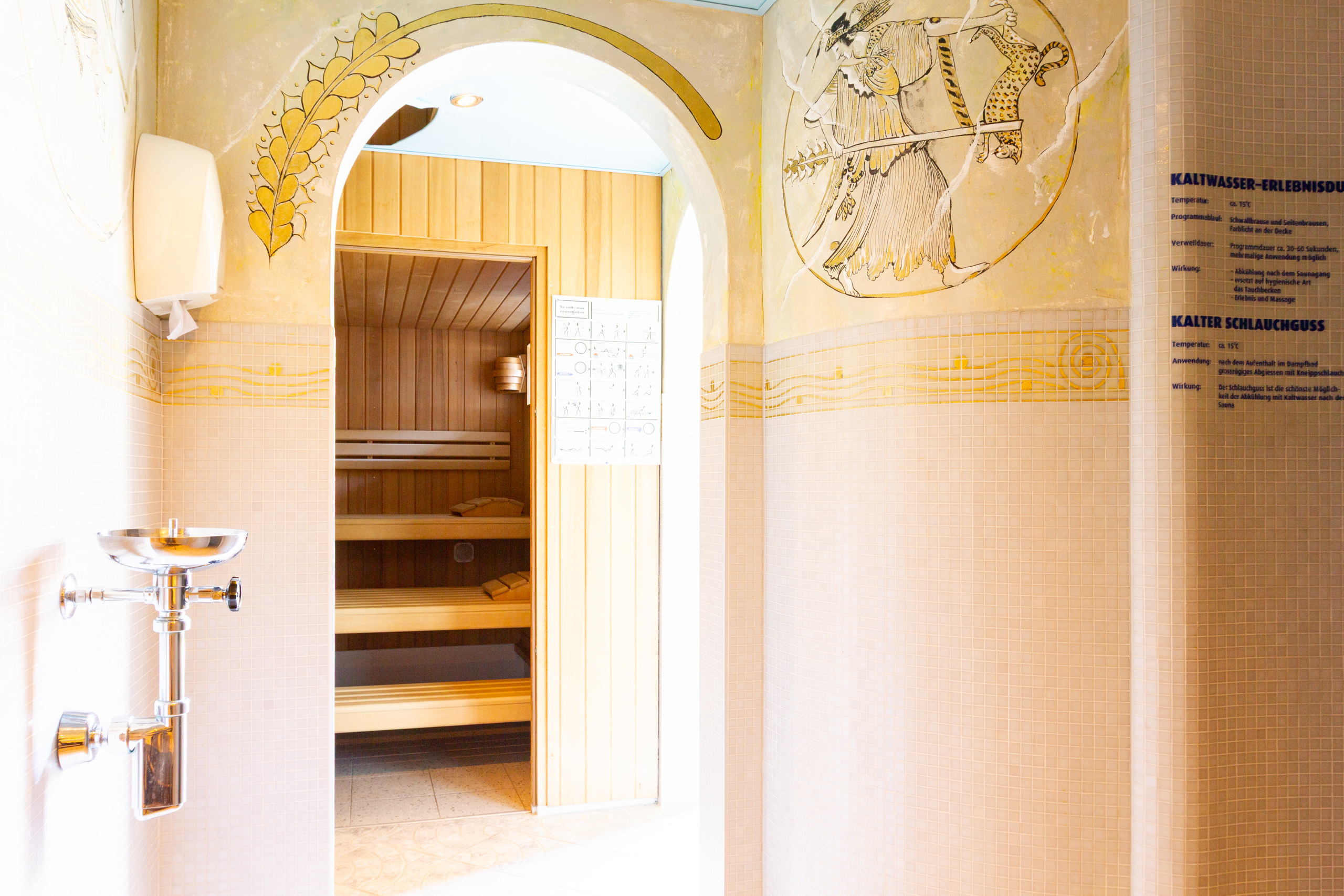 Sauna mit gemauertem Eingang und Fliesendekor