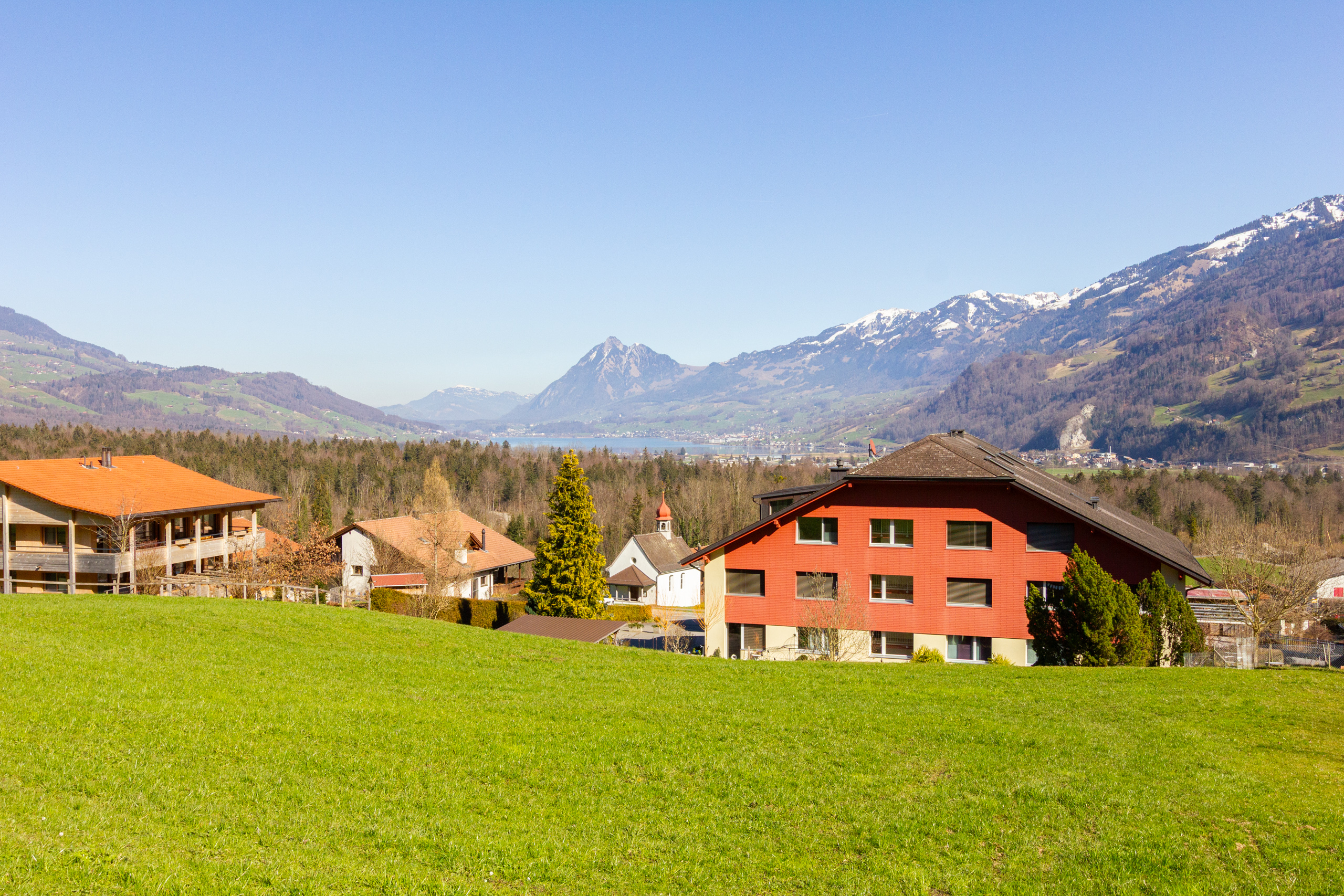 Alpenlandschaft mit Wohnhäusern