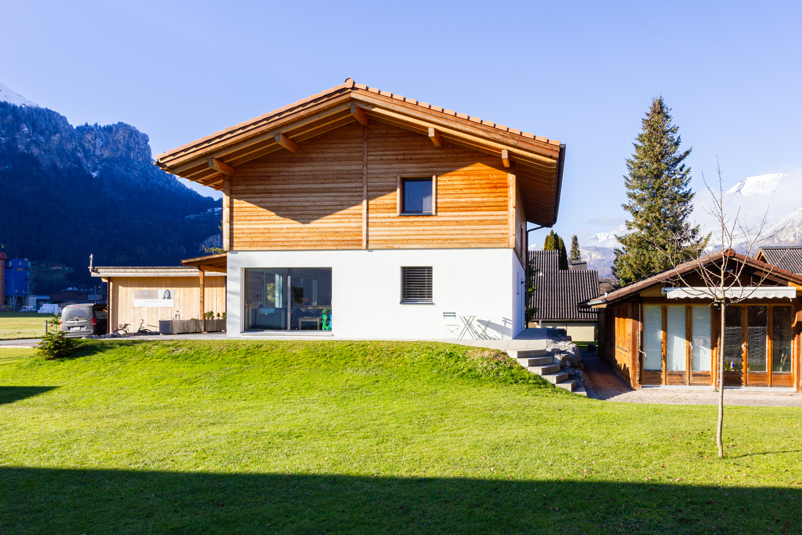 Alpenhaus mit Holzfassade und Garten