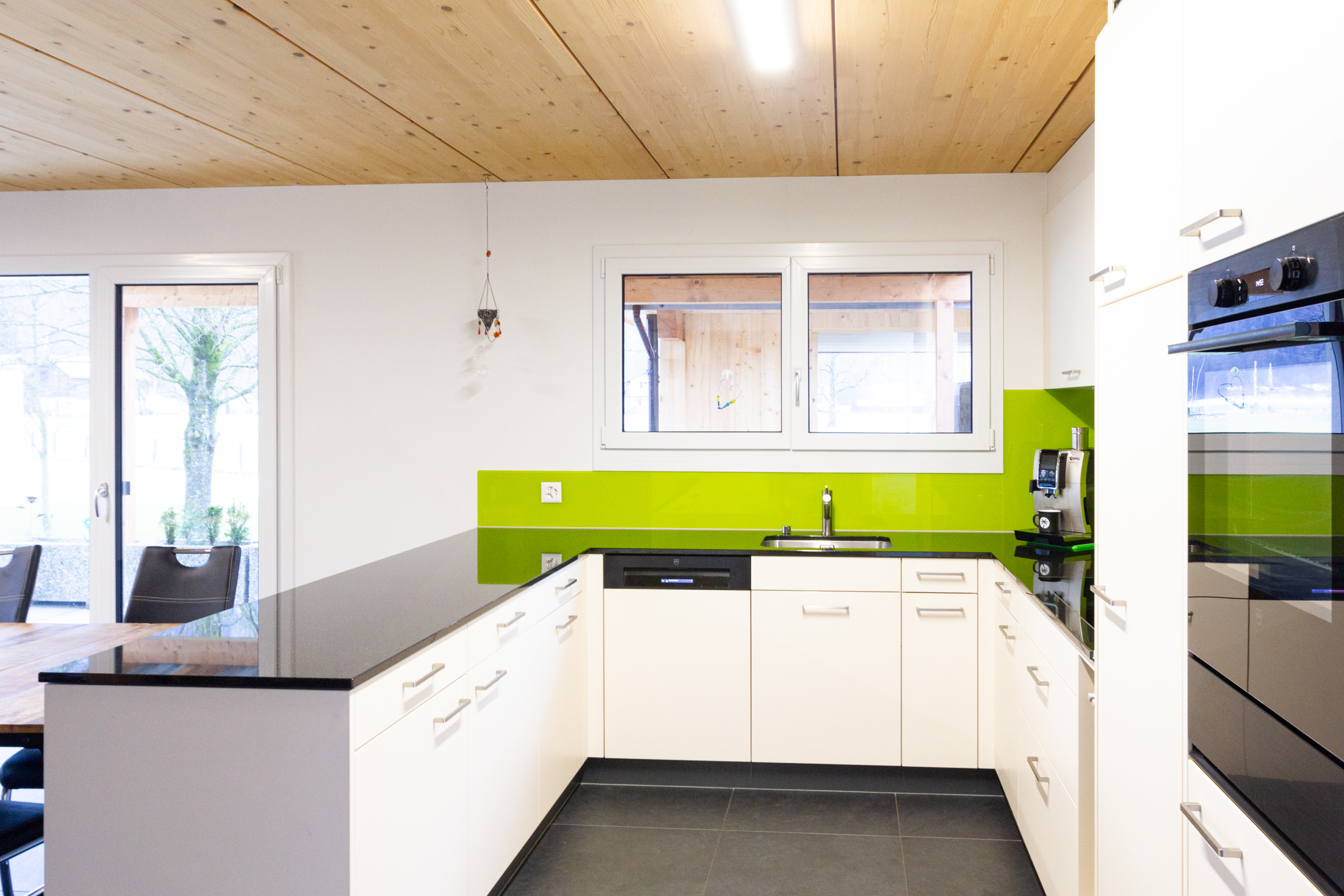 Moderne Küche mit Holzdecke