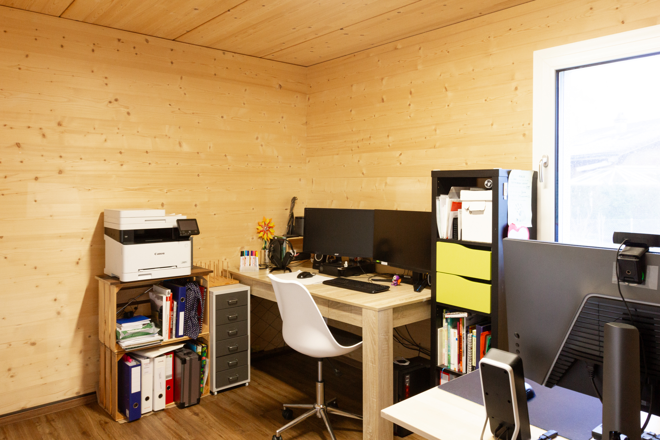 Holzverkleidetes Arbeitszimmer