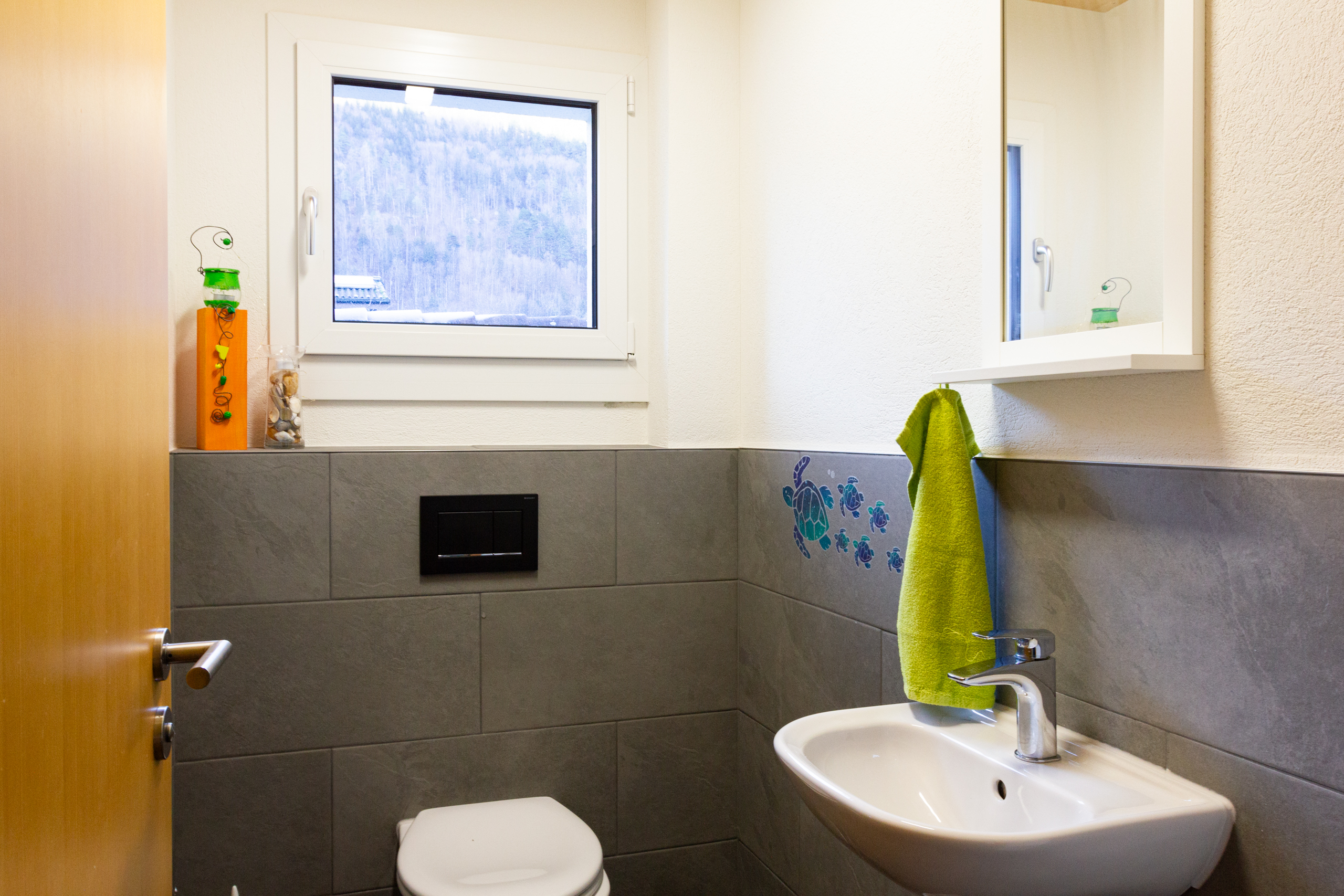 Gäste-WC mit Fenster und Waschbecken