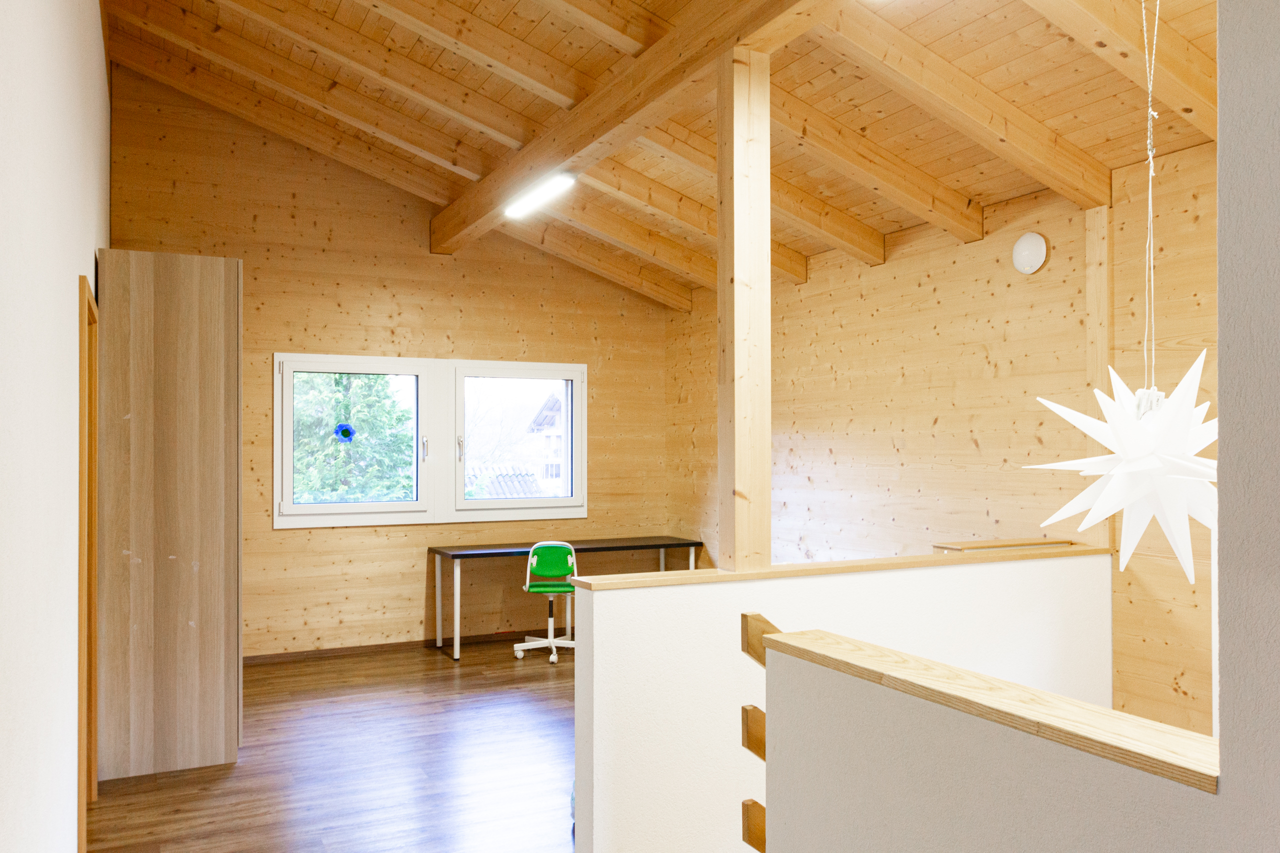 Helles Dachgeschosszimmer mit Holzverkleidung