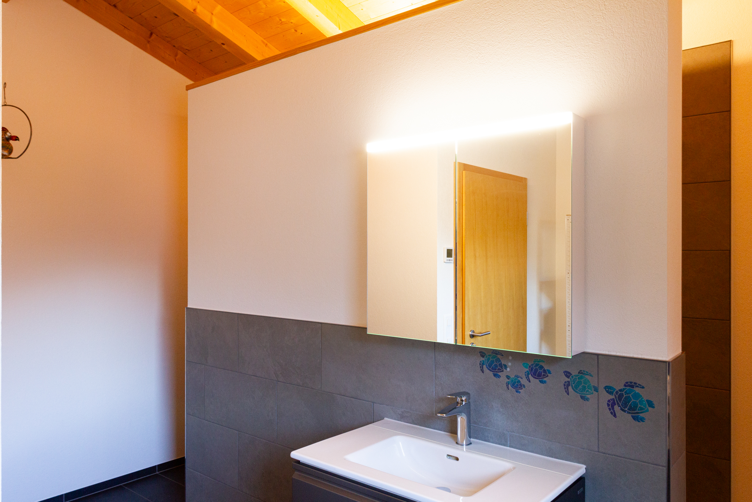 Modernes Bad mit Spiegel und Waschbecken