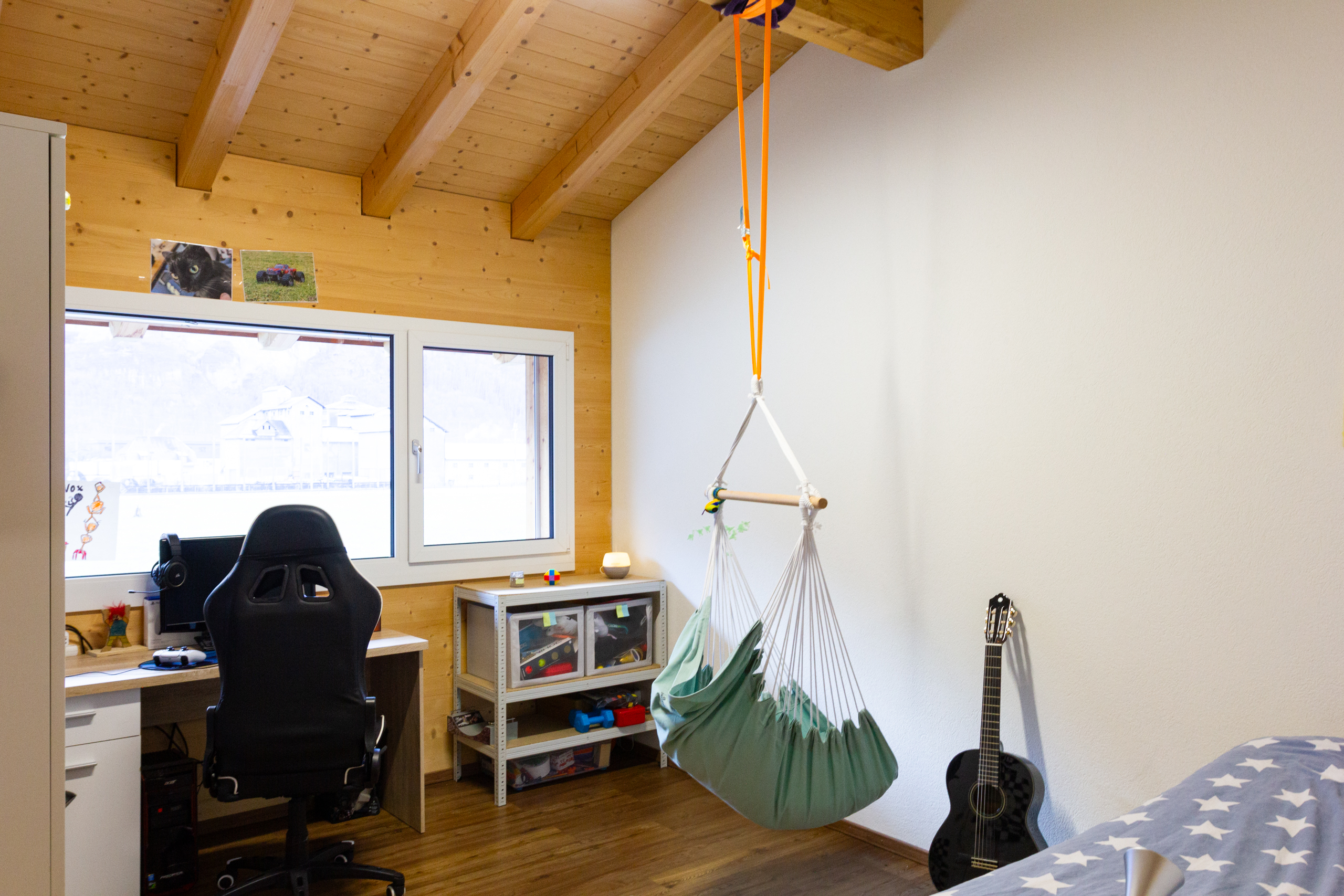 Gemütliches Arbeits- und Schlafzimmer mit Holzausbau