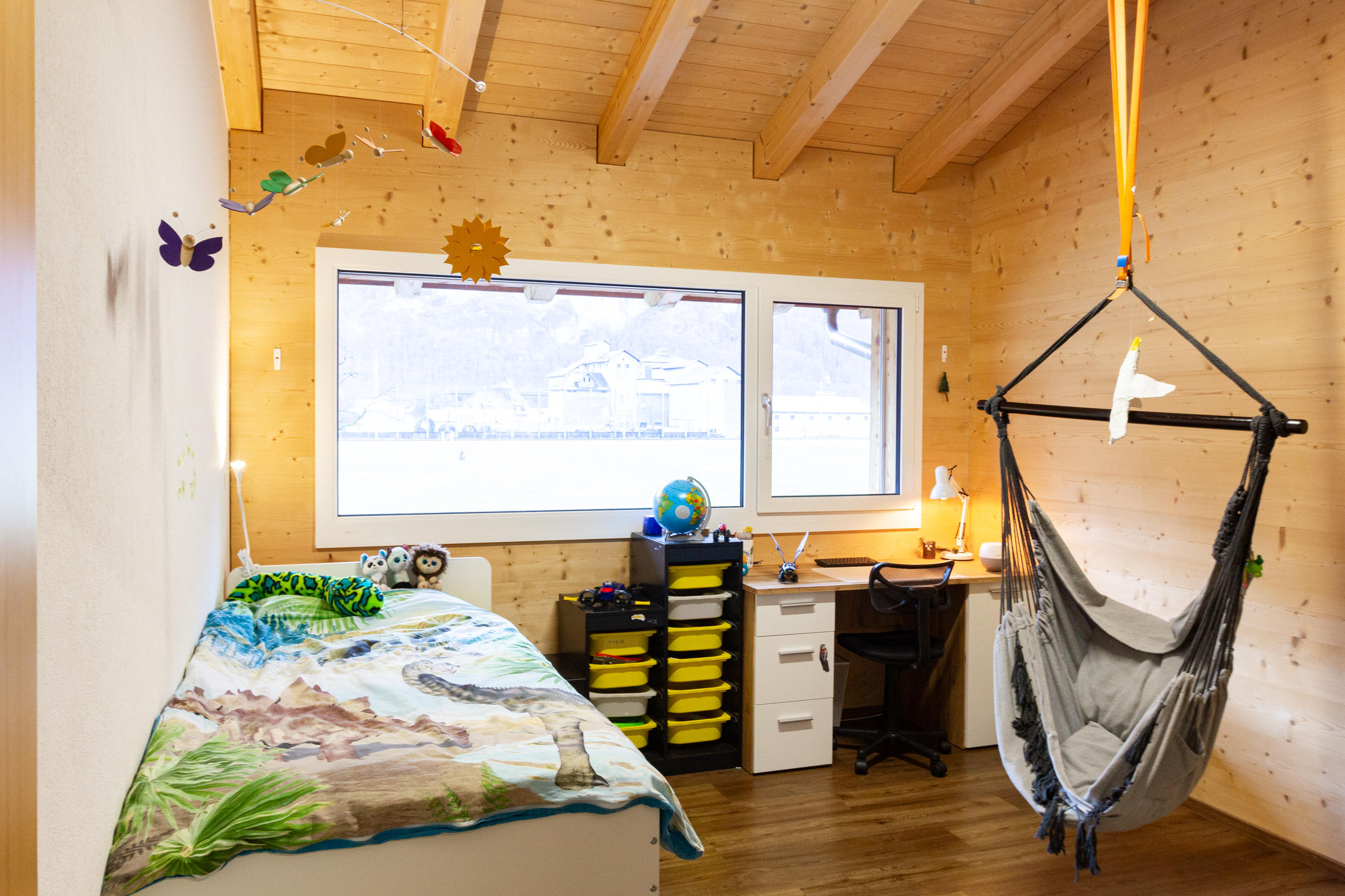 Gemütliches Kinderzimmer mit Holzverkleidung