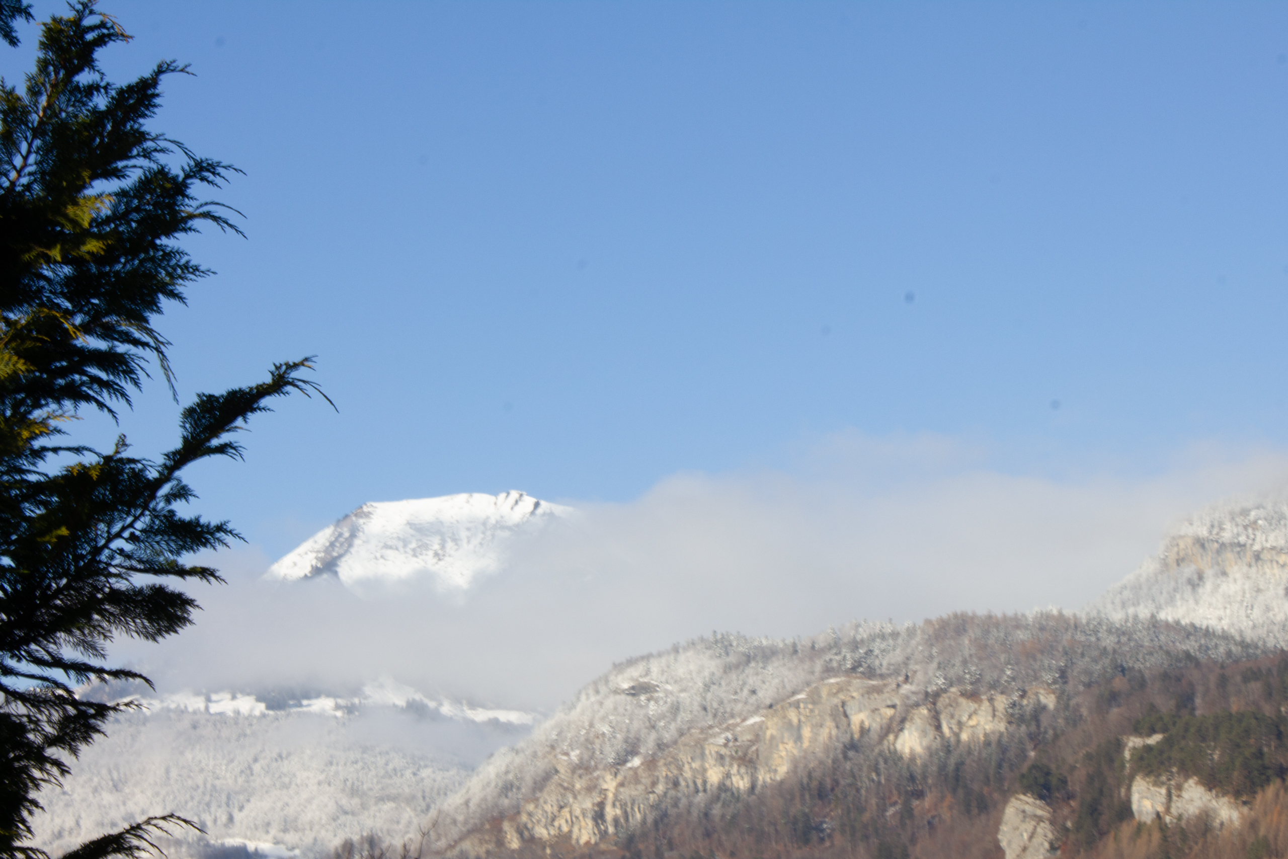 Berglandschaft mit Schnee und Wolken