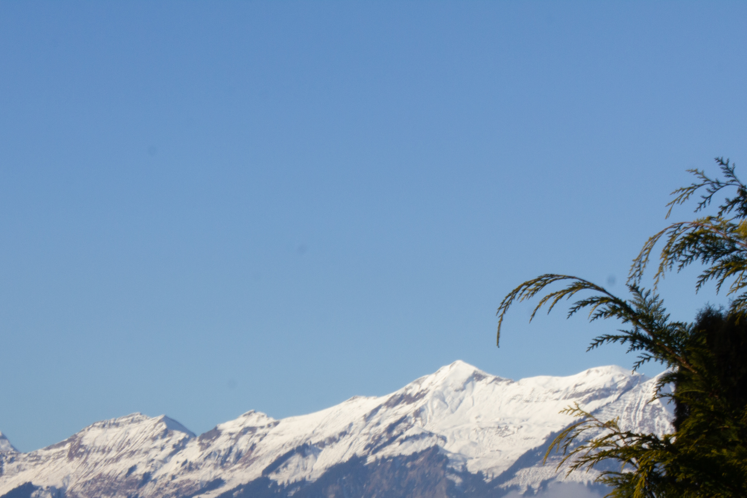 Bergpanorama mit Schneebergen